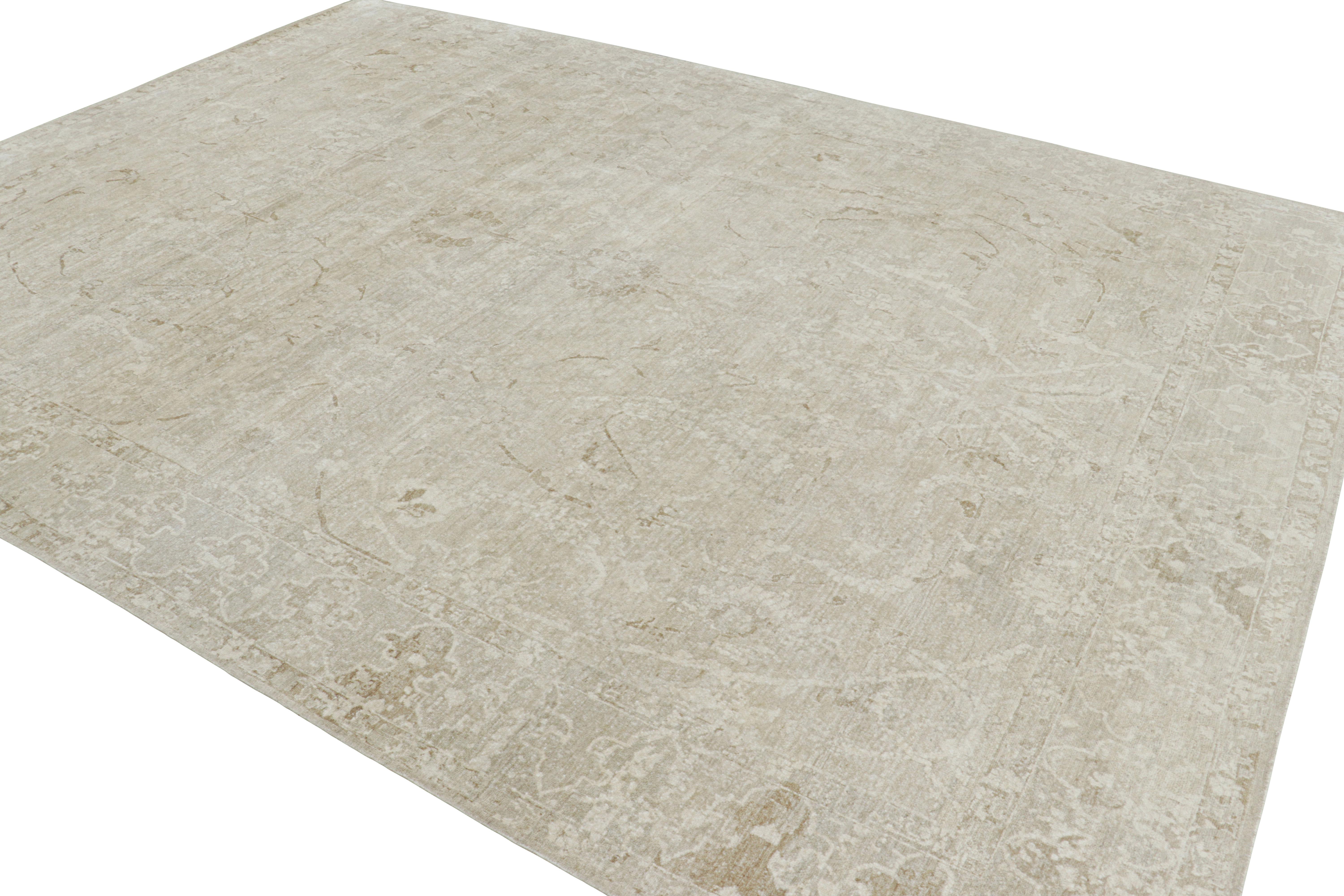 Annodato a mano Rug & Kilim: Tappeto in stile Oushak in bianco, beige e grigio, con motivi floreali in vendita