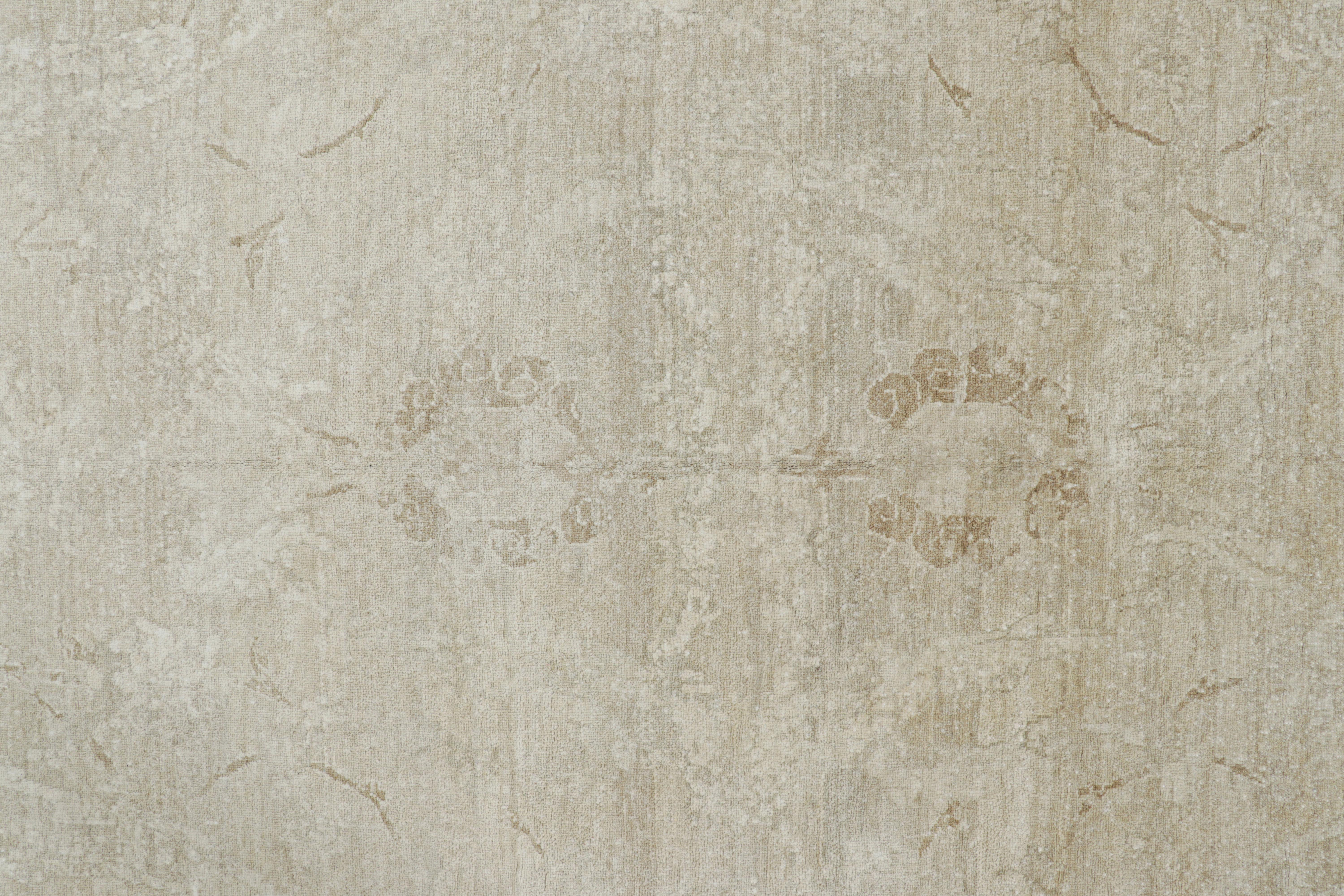 Rug & Kilim: Tappeto in stile Oushak in bianco, beige e grigio, con motivi floreali In condizioni Nuovo in vendita a Long Island City, NY