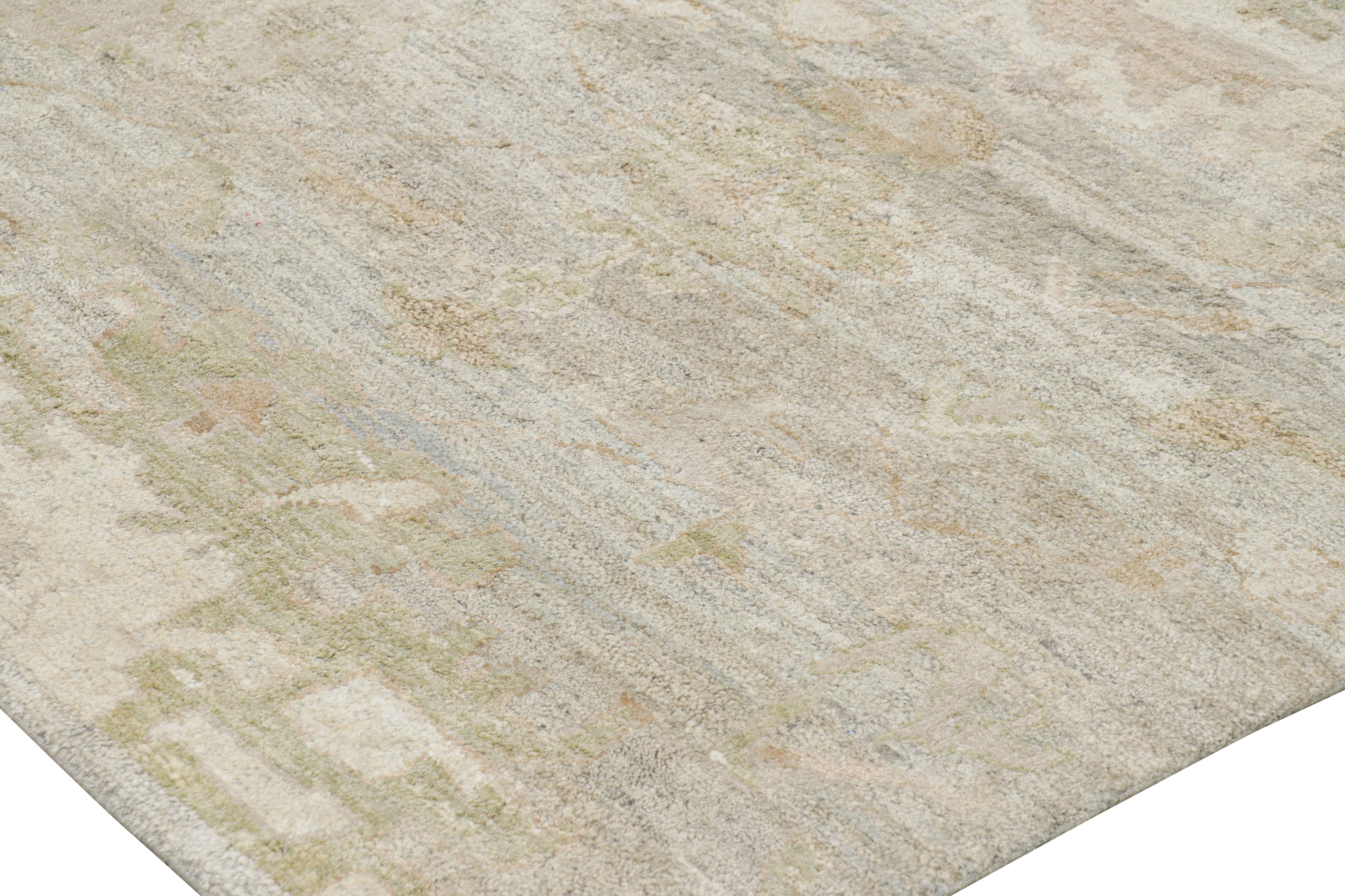 Rug & Kilim's Oushak Style Teppich in Weiß, Beige und Grau mit floralen Mustern (21. Jahrhundert und zeitgenössisch) im Angebot