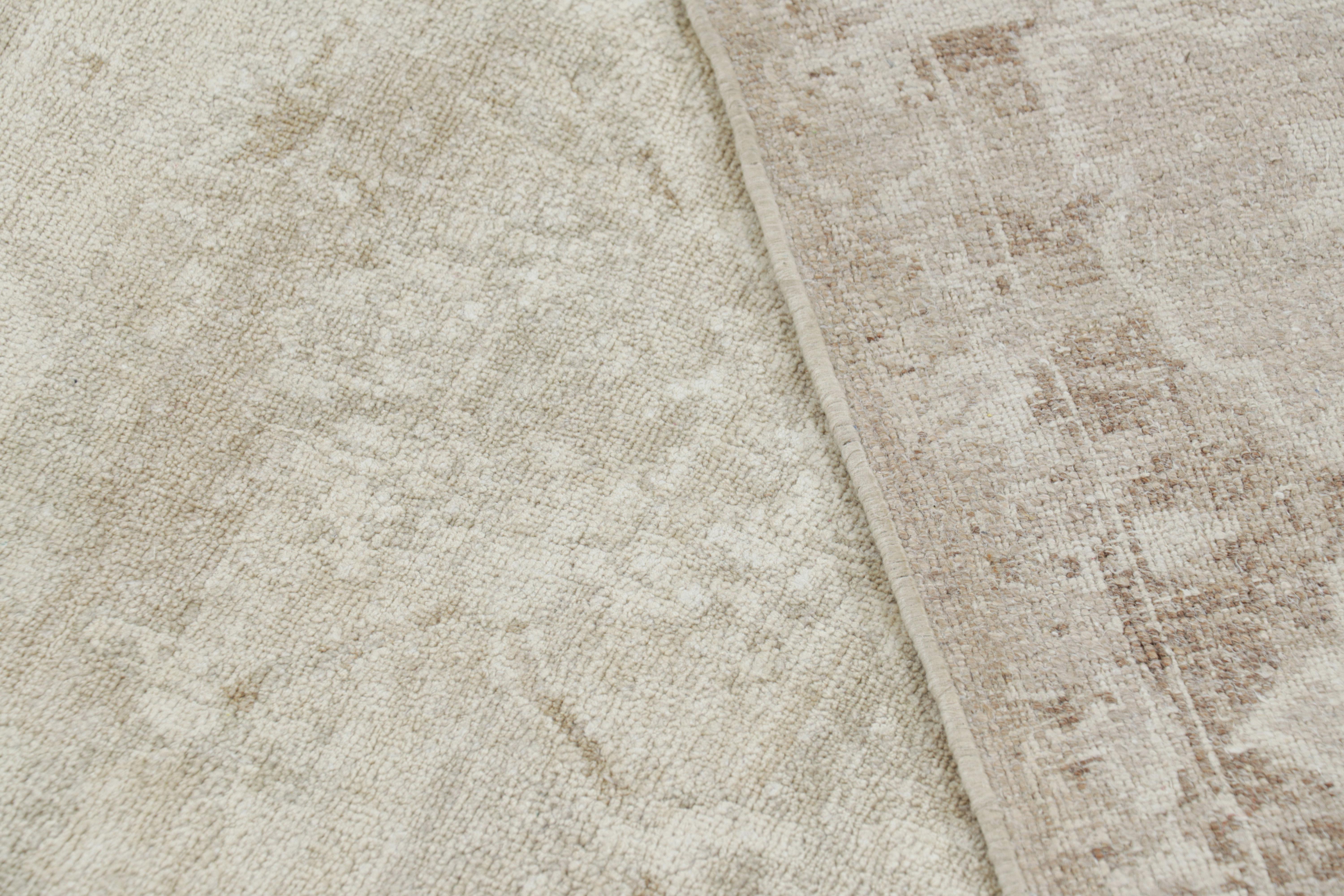 XXI secolo e contemporaneo Rug & Kilim: Tappeto in stile Oushak in bianco, beige e grigio, con motivi floreali in vendita