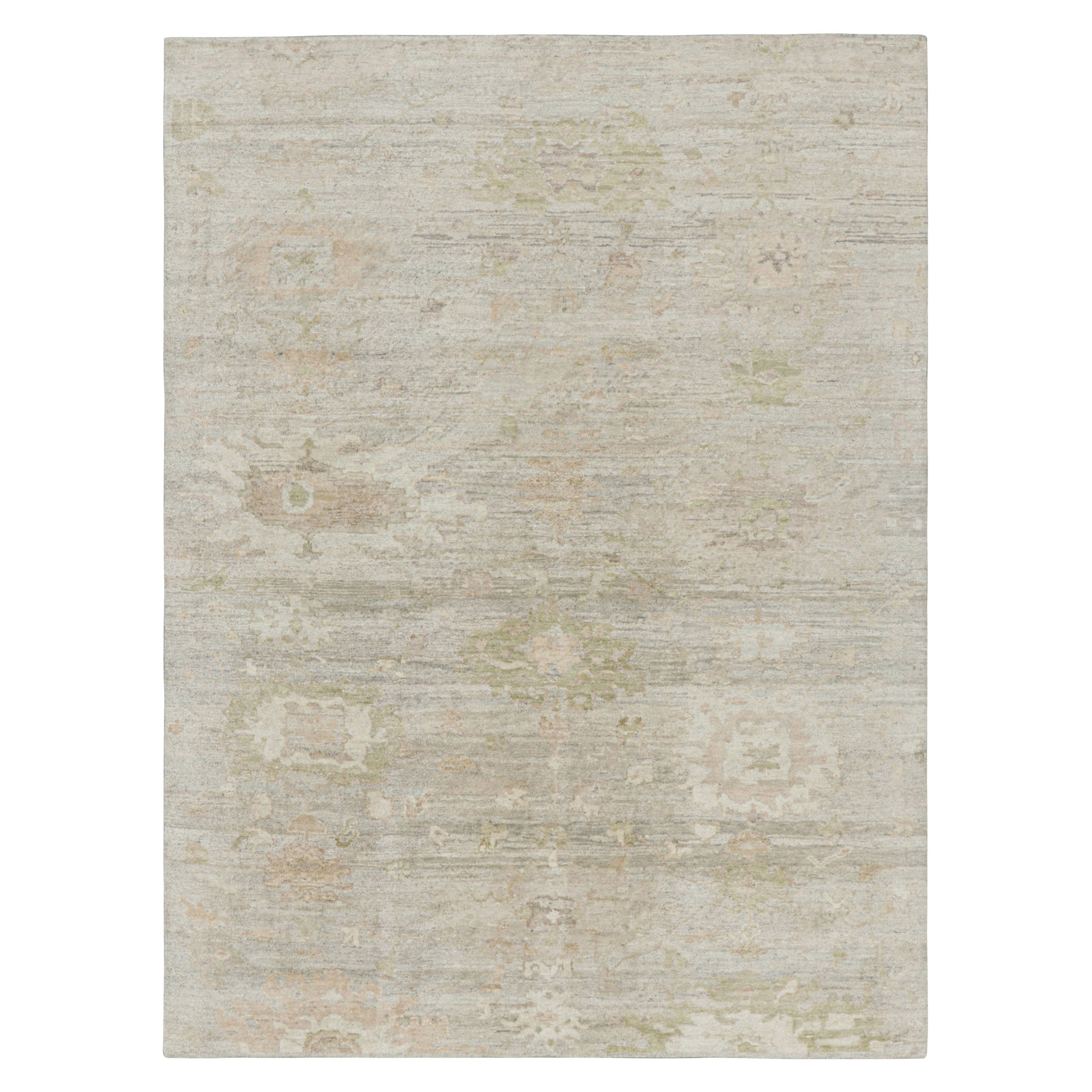 Rug & Kilim's Oushak Style Teppich in Weiß, Beige und Grau mit floralen Mustern im Angebot