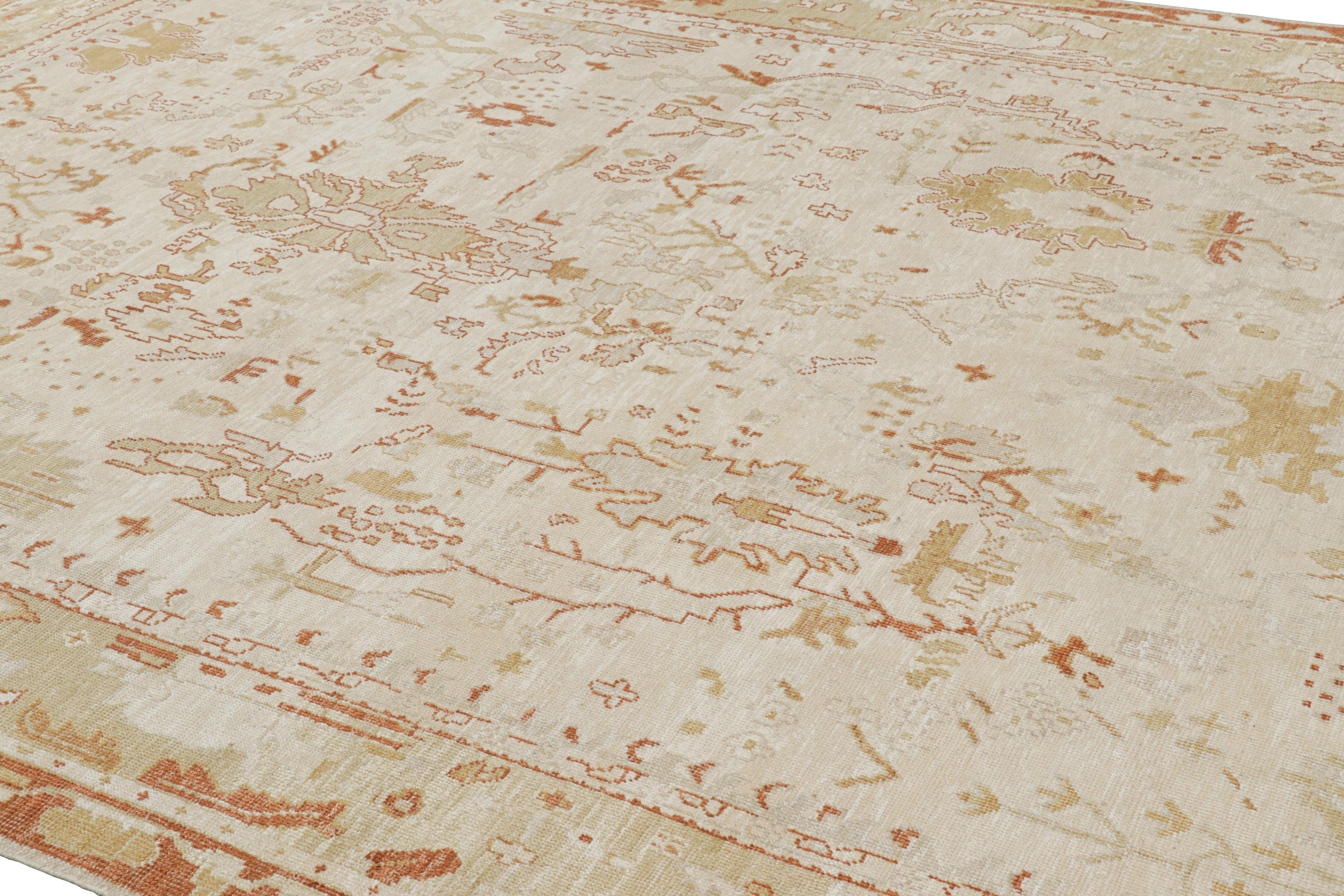 Dieser handgeknüpfte Teppich im Format 10x14 aus Wolle und Seide ist eine kühne Neuinterpretation der Oushak-Teppiche in einer der elegantesten neuen Modern Classics Collection'S von Rug & Kilim.

Über das Design:

Großflächige, florale Muster mit