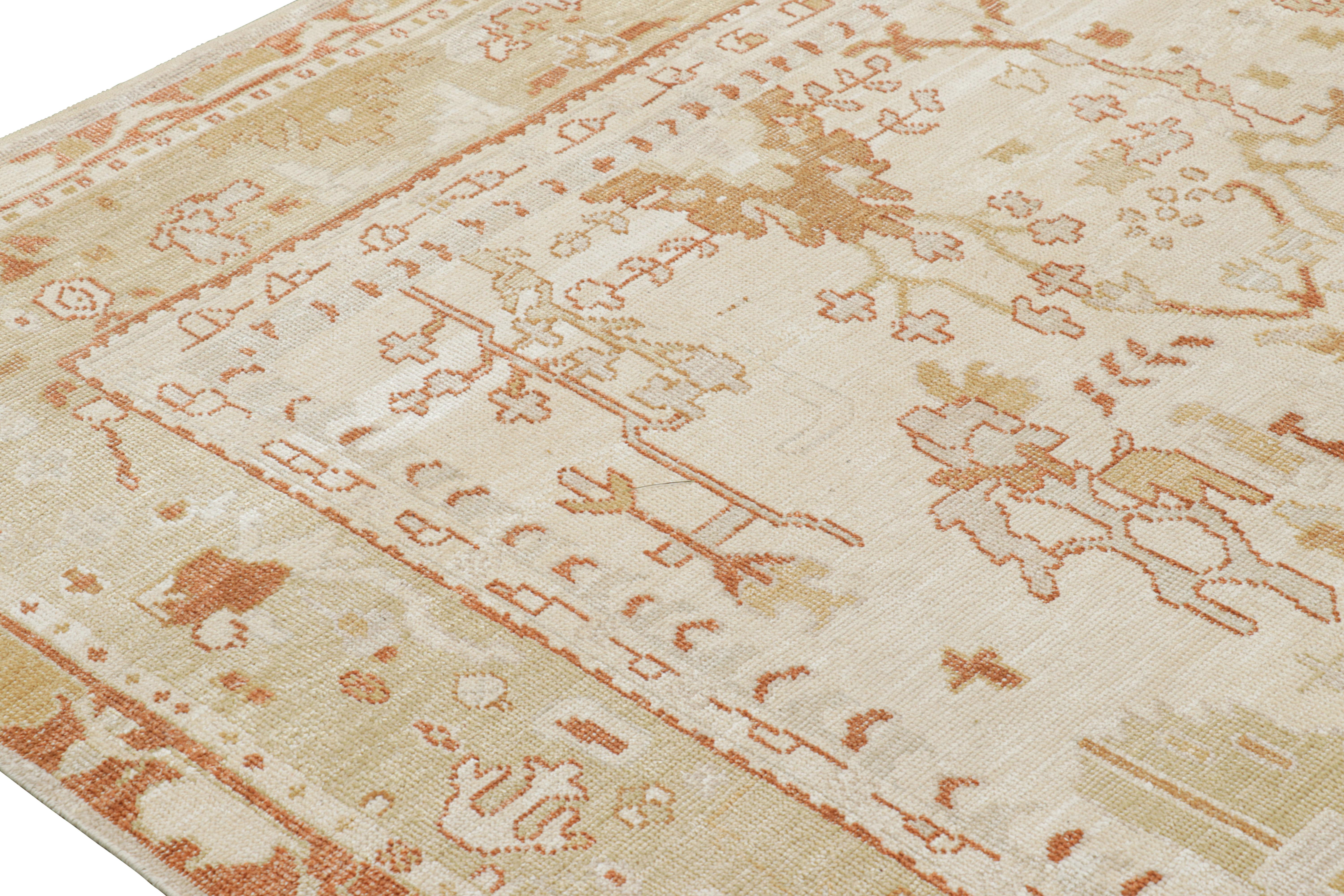 Indiano Rug & Kilim - Tappeto in stile Oushak in bianco con motivi floreali dorati in vendita