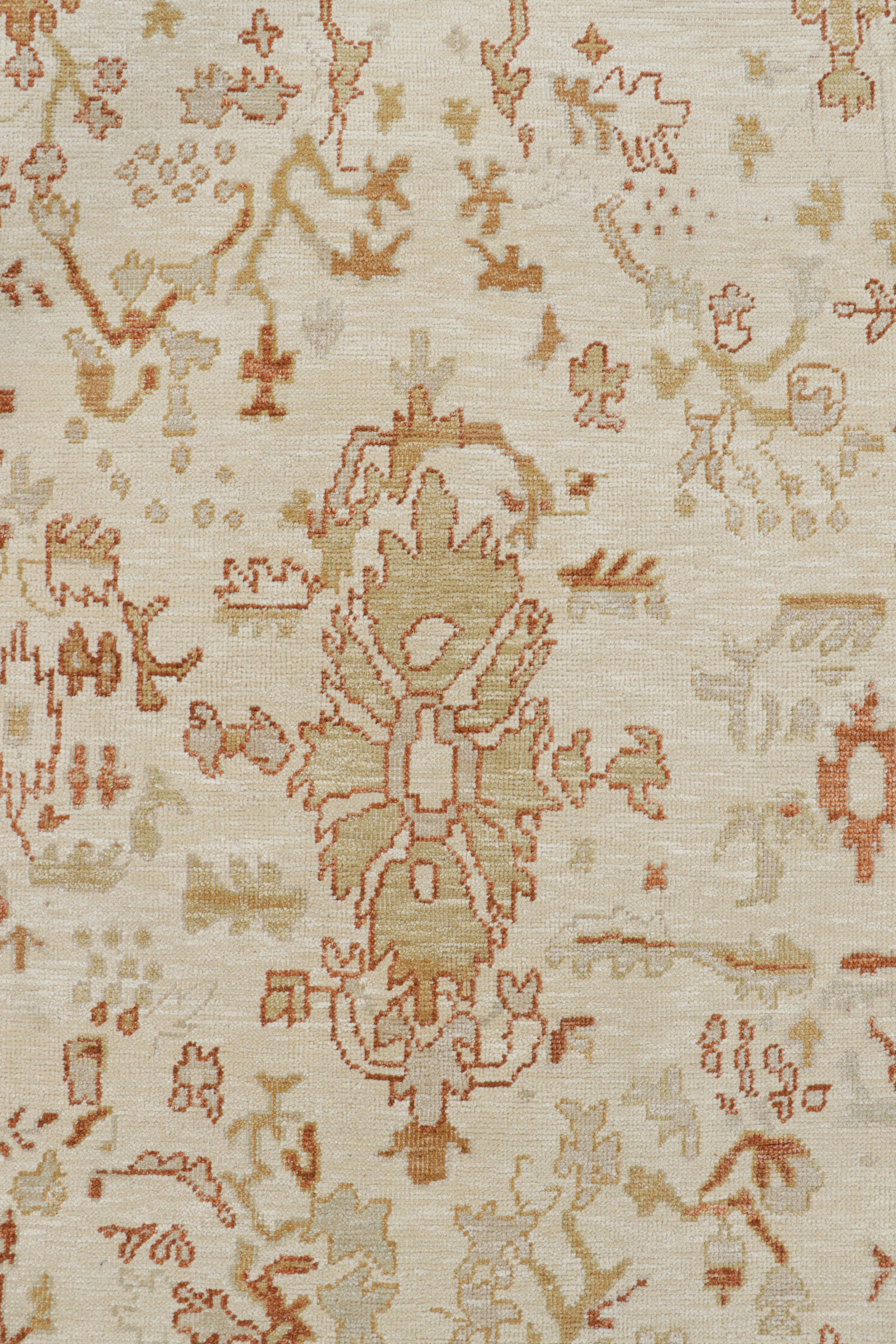 Indiano Rug & Kilim - Tappeto in stile Oushak in bianco con motivi floreali dorati in vendita