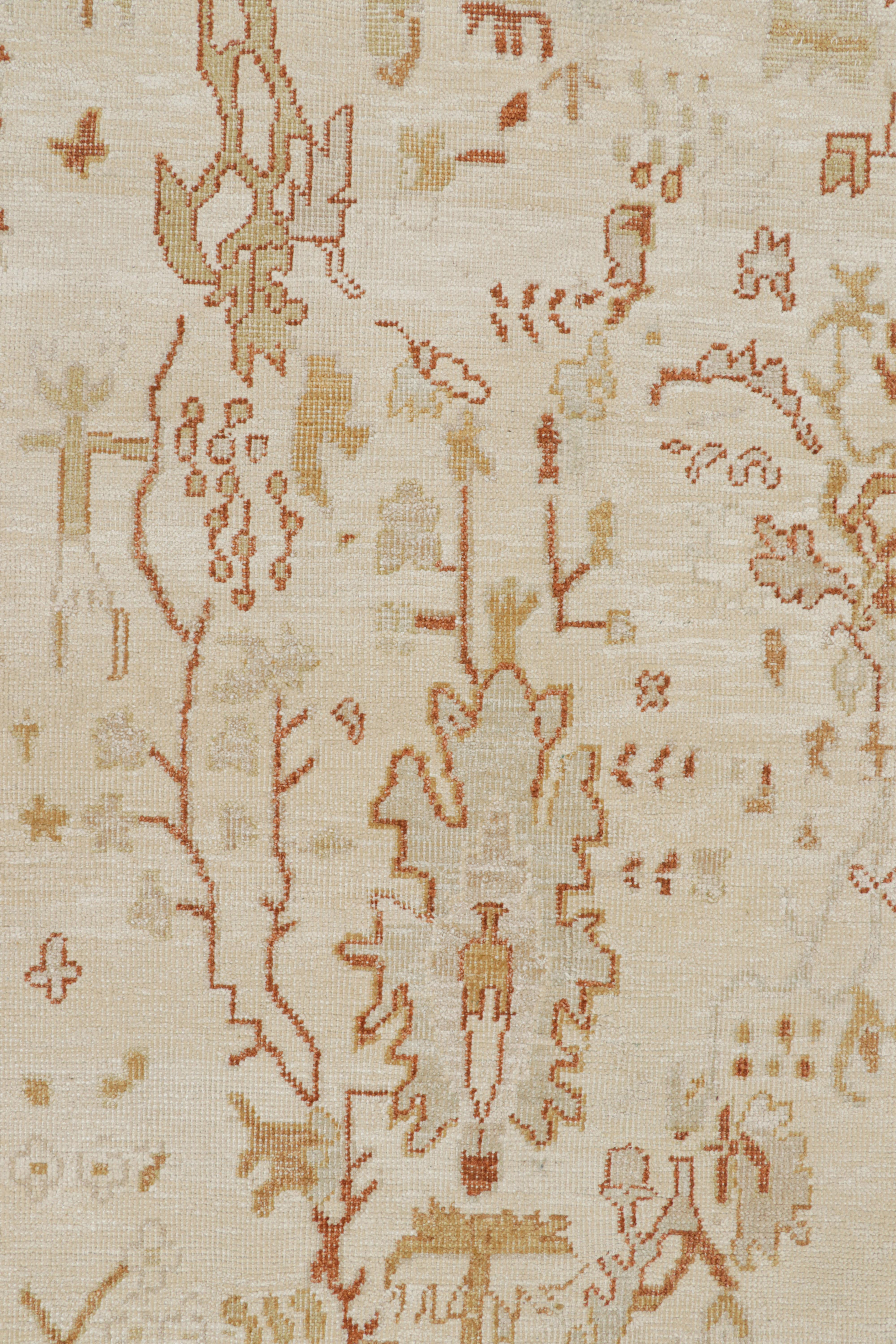 XXI secolo e contemporaneo Rug & Kilim - Tappeto in stile Oushak in bianco con motivi floreali dorati in vendita