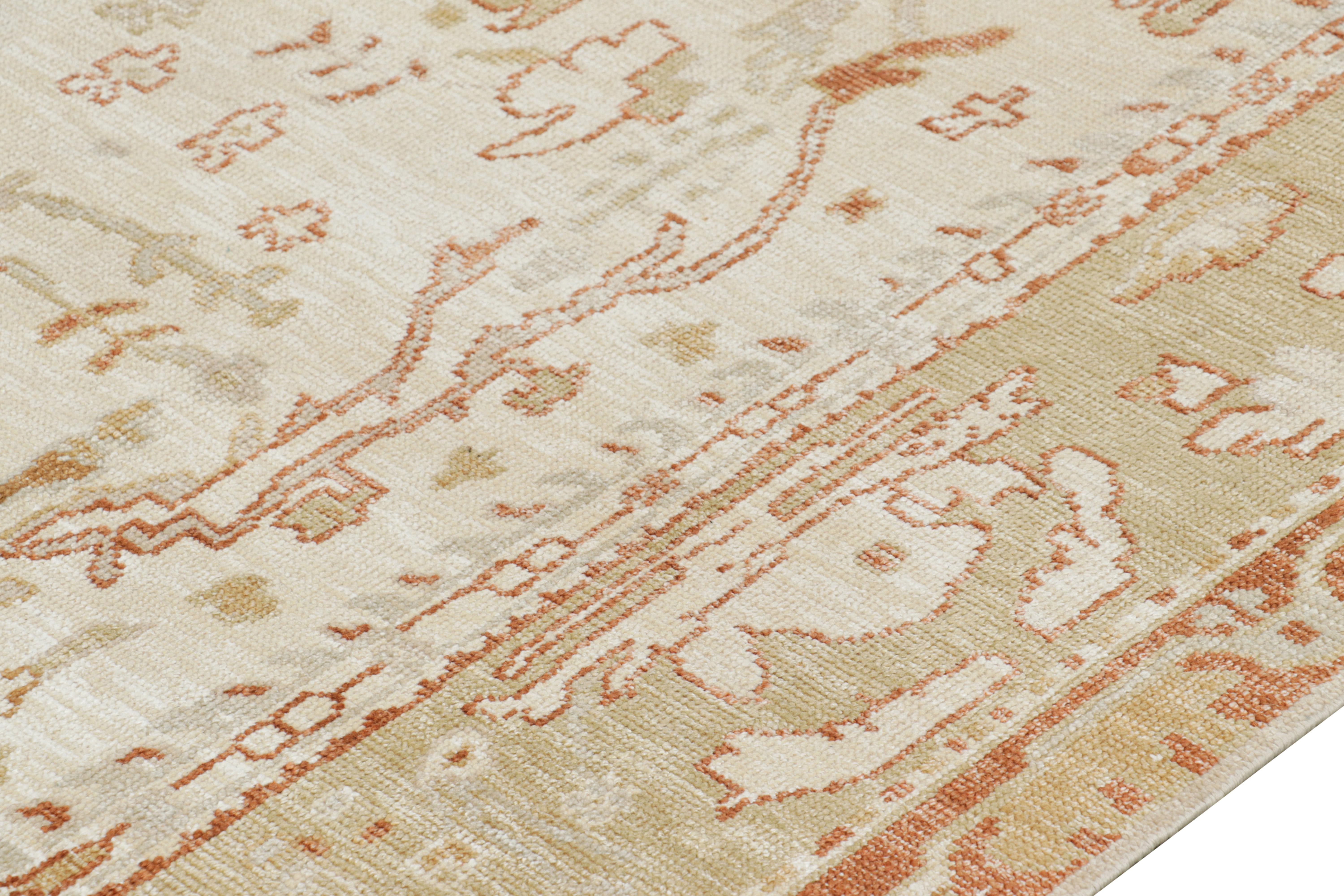 XXI secolo e contemporaneo Rug & Kilim - Tappeto in stile Oushak in bianco con motivi floreali dorati in vendita