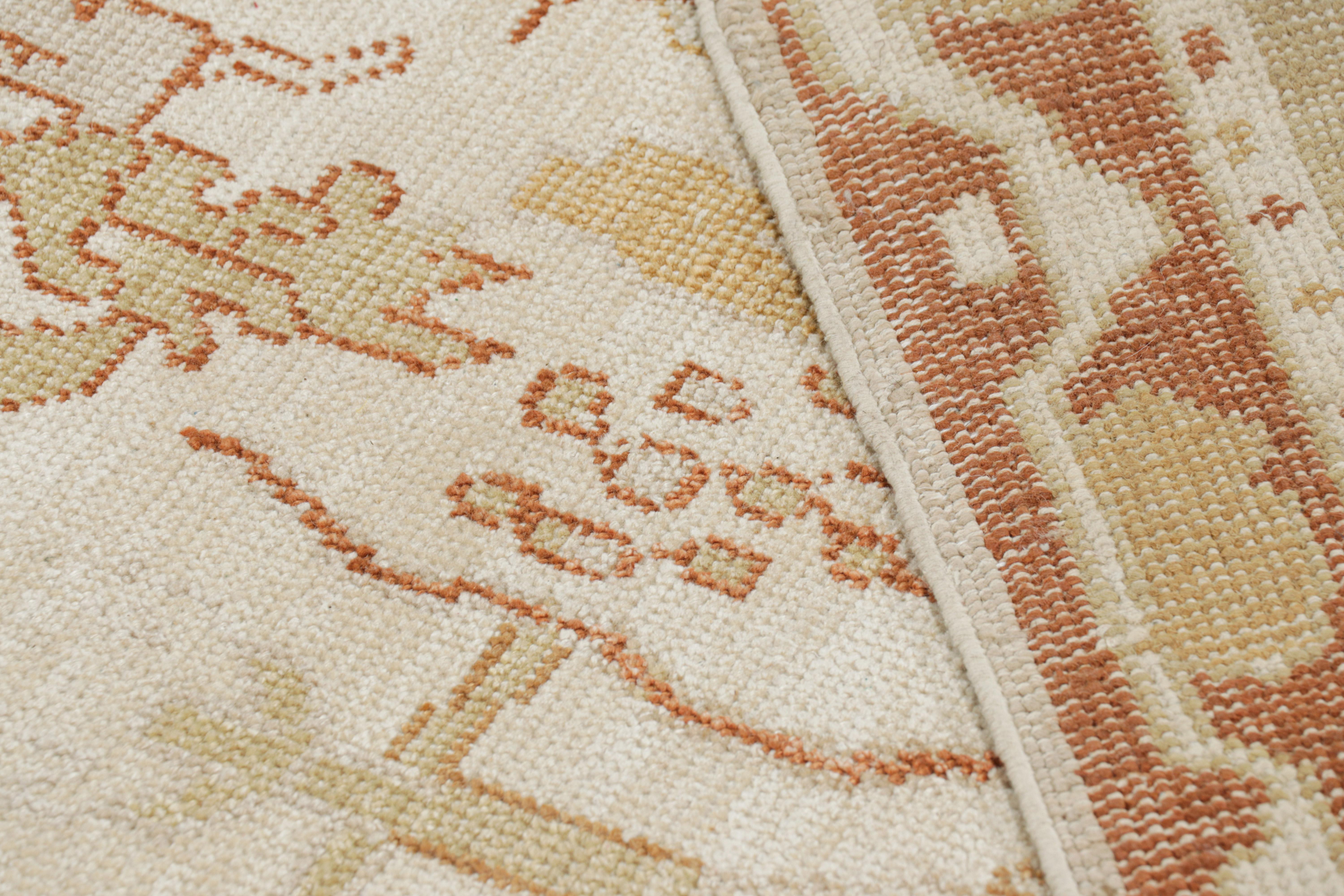 Lana Rug & Kilim - Tappeto in stile Oushak in bianco con motivi floreali dorati in vendita