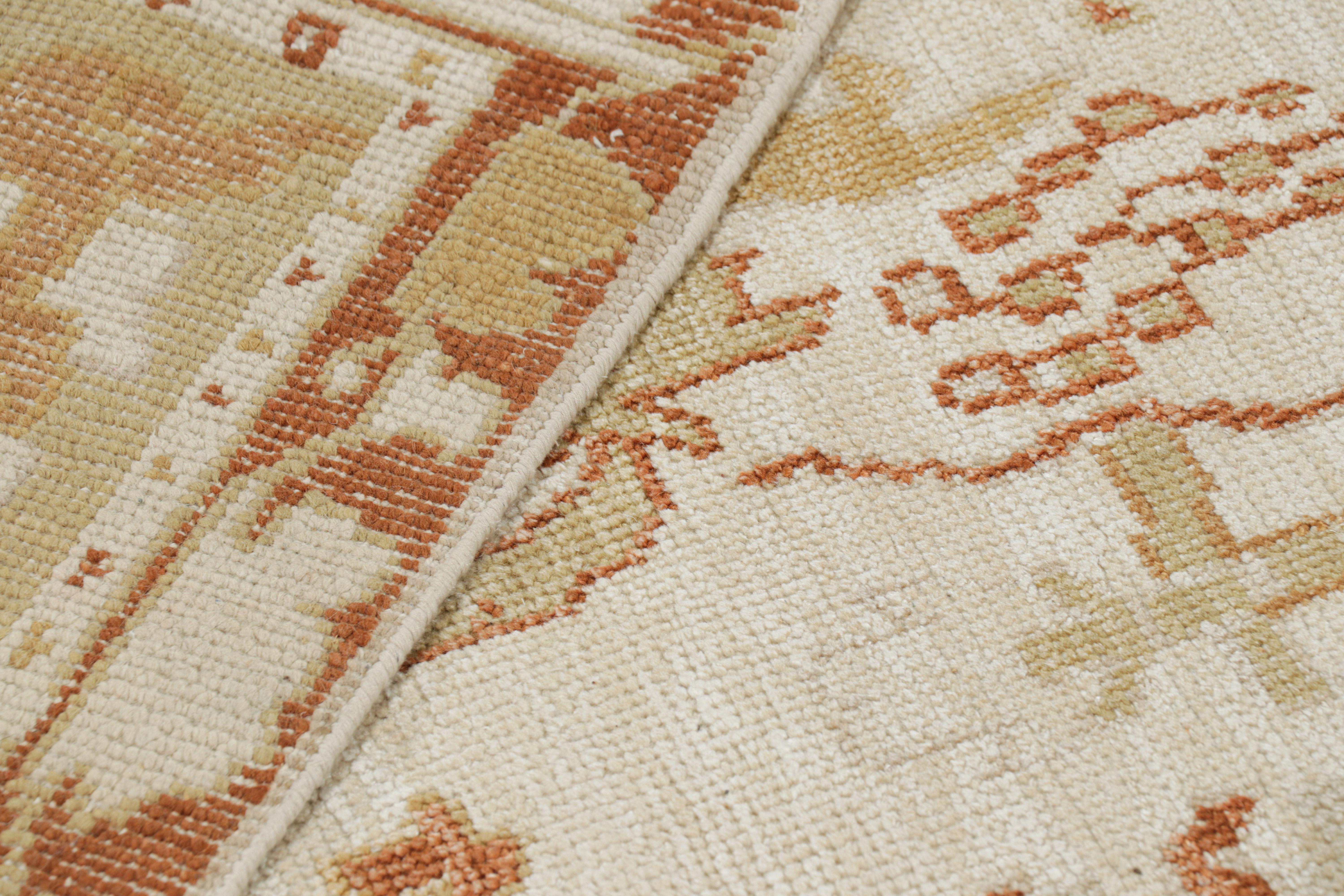 Lana Rug & Kilim - Tappeto in stile Oushak in bianco con motivi floreali dorati in vendita