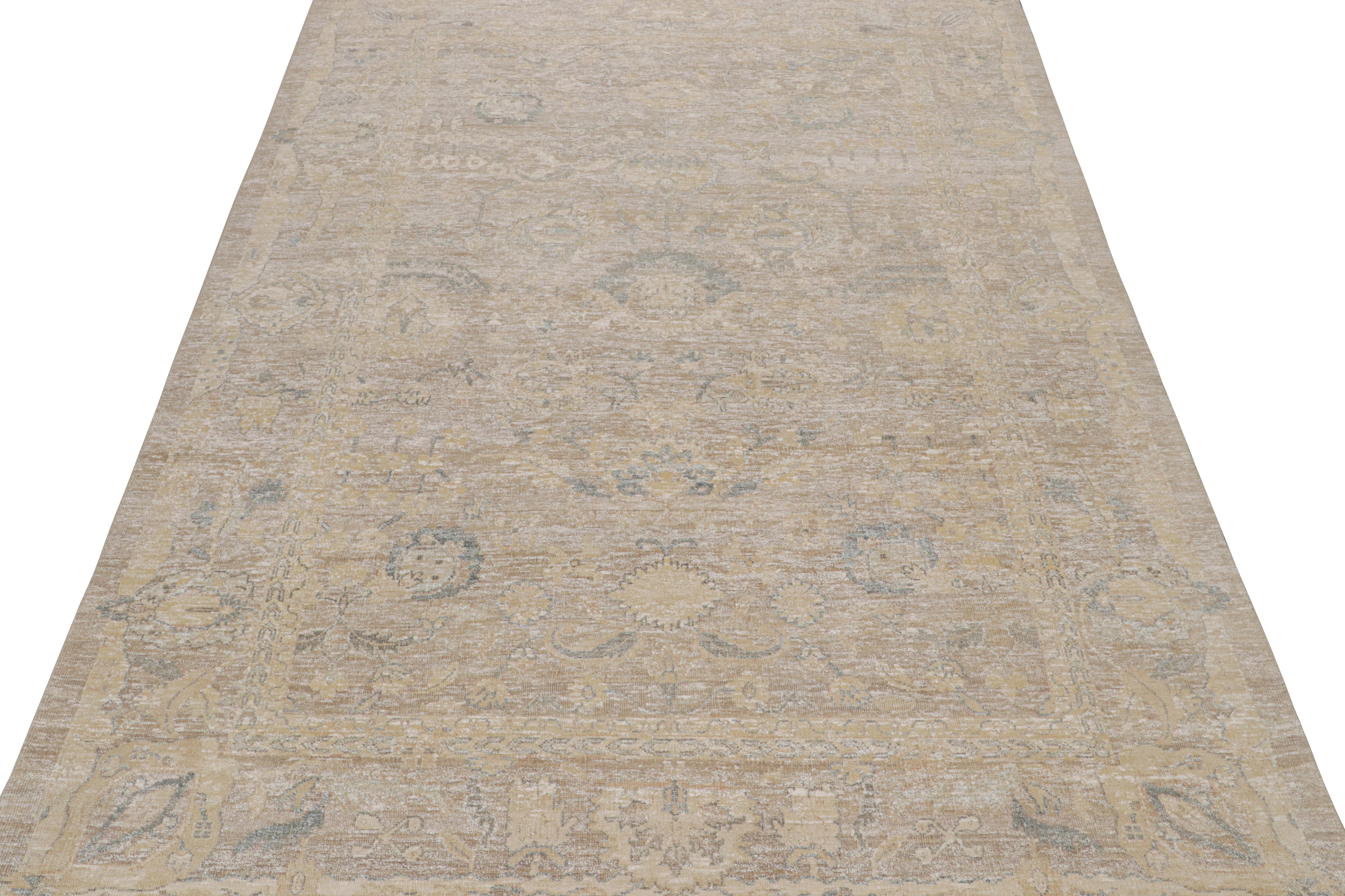 Indiano Rug & Kilim: Tappeto in stile Oushak con motivi floreali beige-marrone, blu e oro in vendita