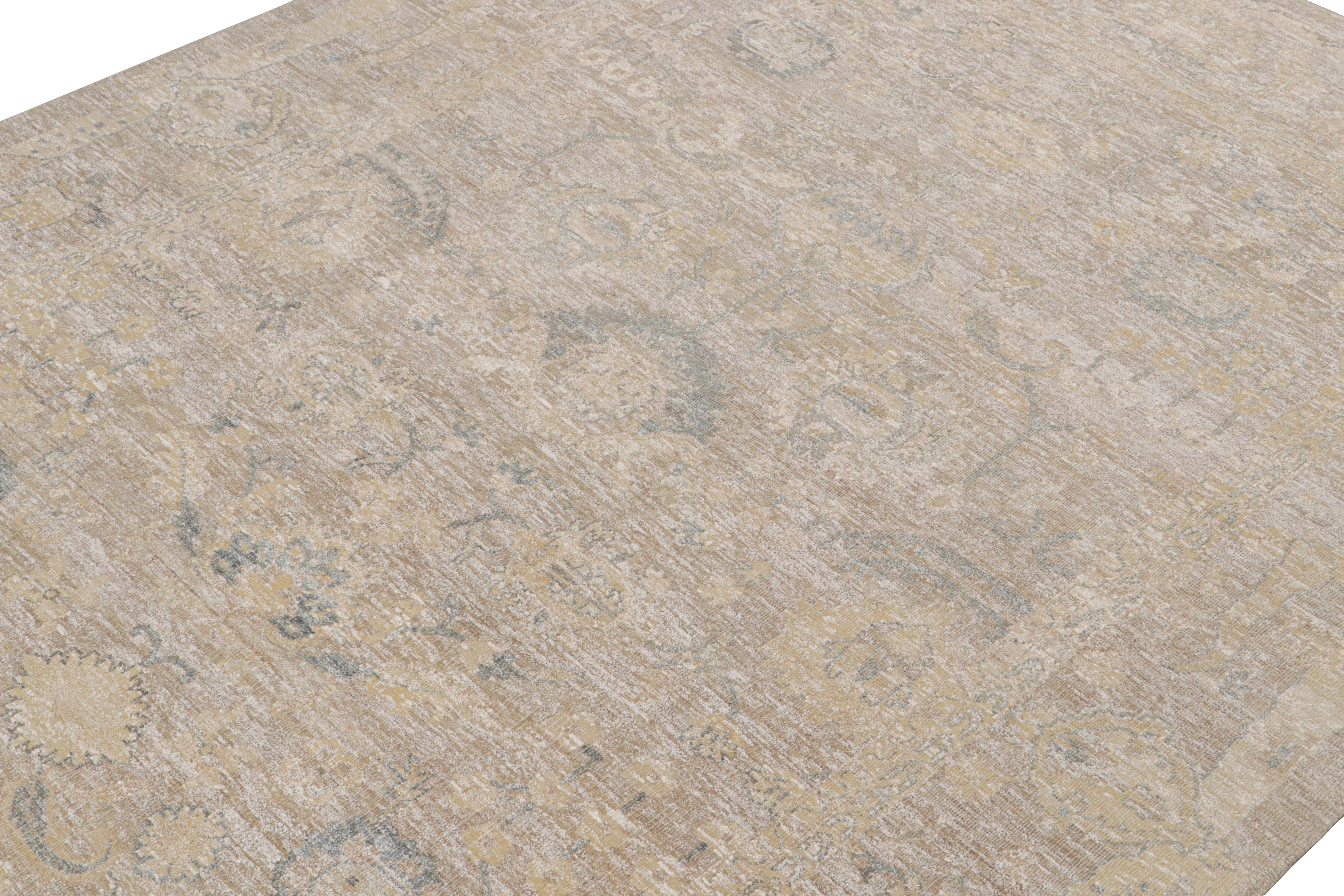 Noué à la main Rug & Kilim's Oushak Style Rug with Beige-Brown, Blue and Gold Floral Patterns (tapis de style Oushak avec motifs floraux beige-brun, bleu et or) en vente