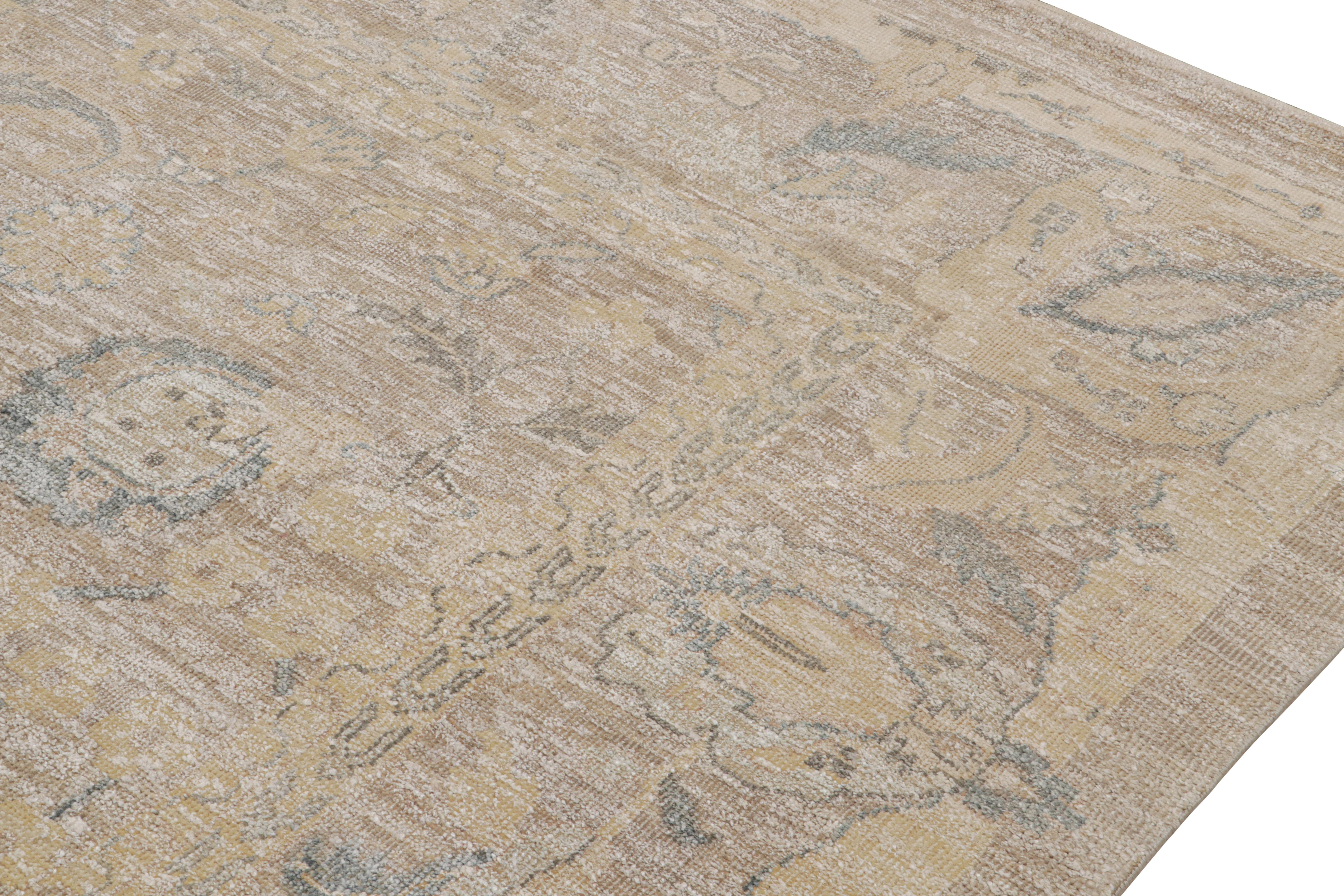 Rug & Kilim's Oushak Style Rug with Beige-Brown, Blue and Gold Floral Patterns (tapis de style Oushak avec motifs floraux beige-brun, bleu et or) Neuf - En vente à Long Island City, NY