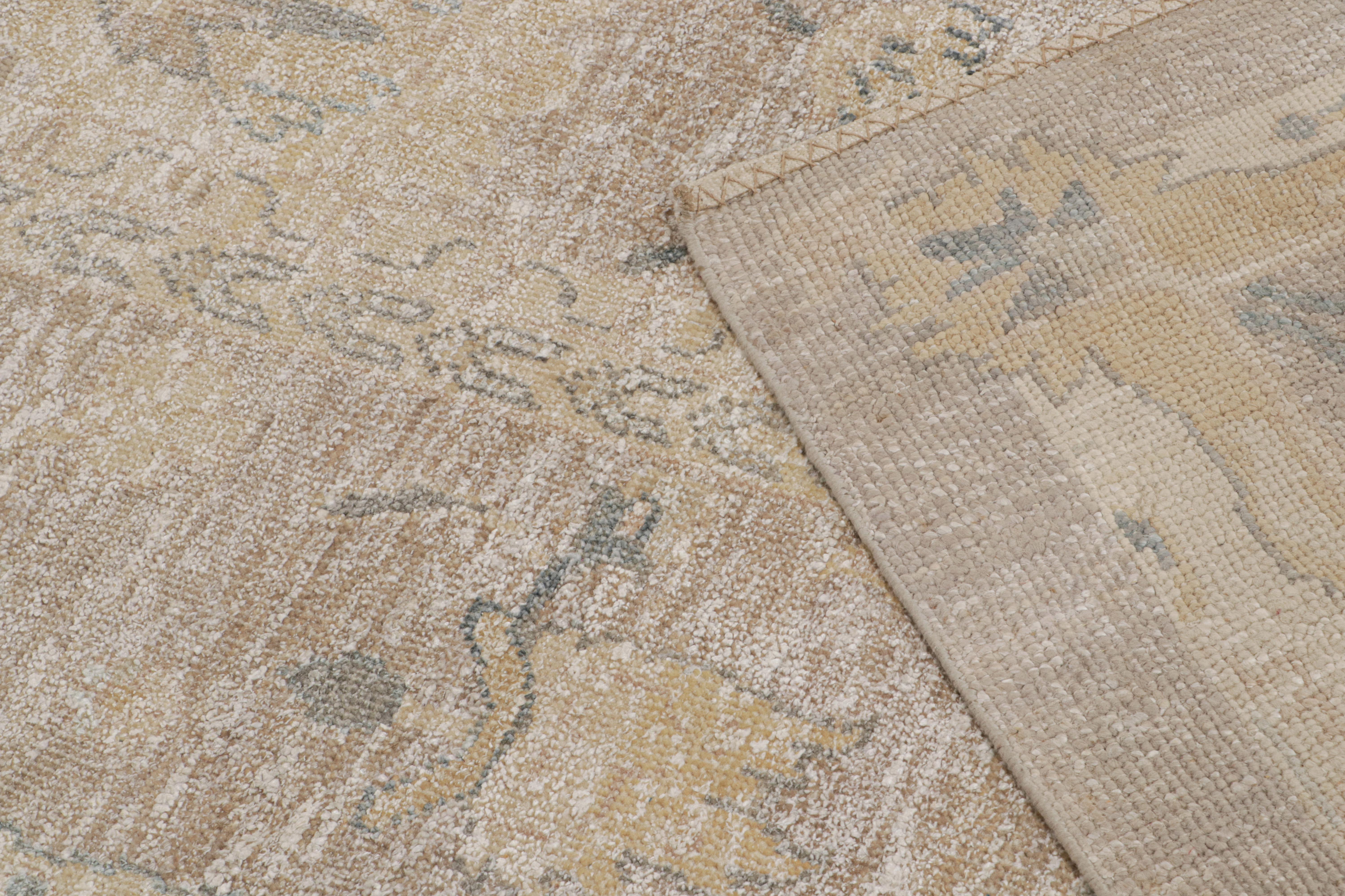 XXIe siècle et contemporain Rug & Kilim's Oushak Style Rug with Beige-Brown, Blue and Gold Floral Patterns (tapis de style Oushak avec motifs floraux beige-brun, bleu et or) en vente