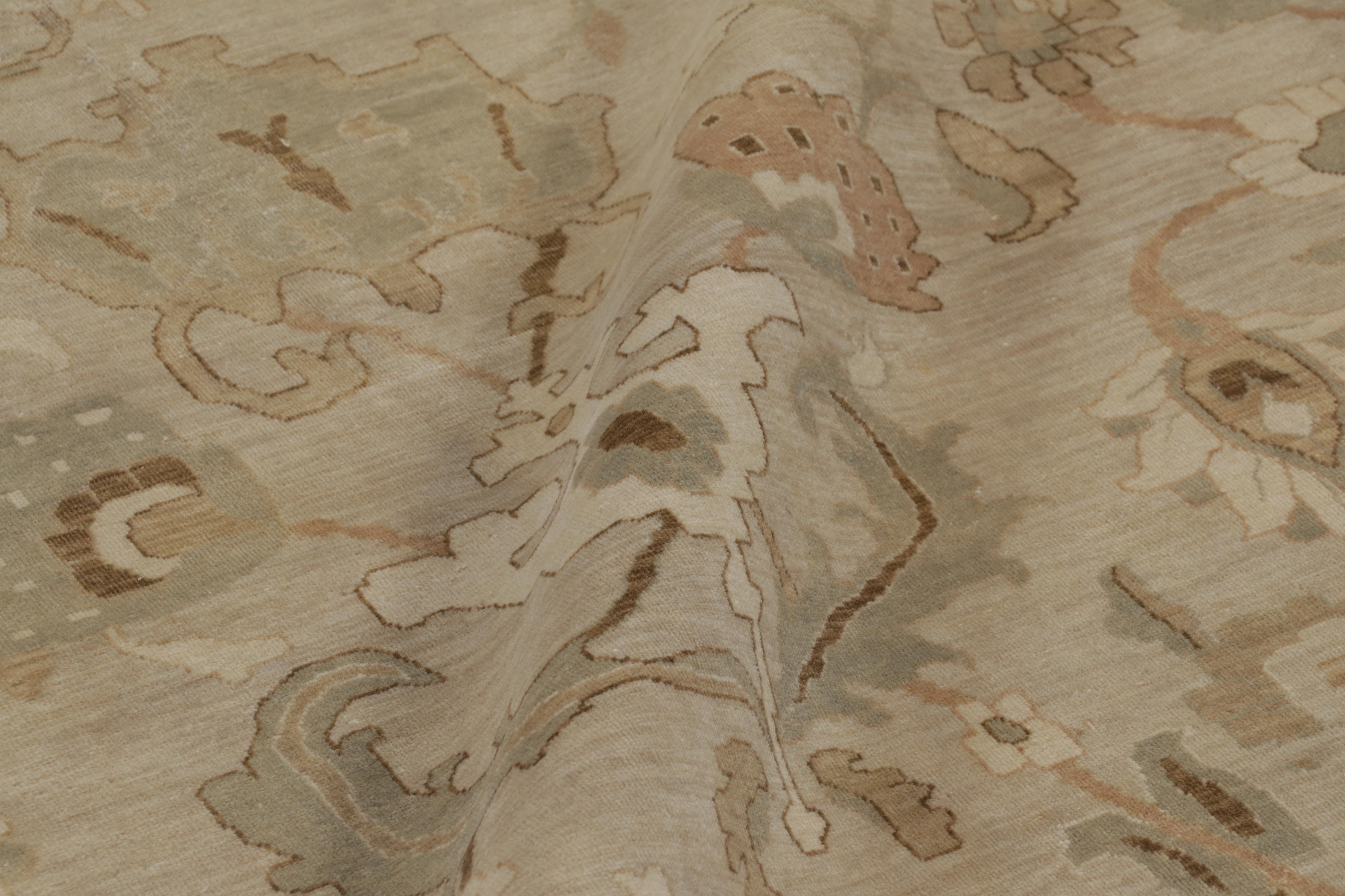 Rug & Kilim: Tappeto in stile Oushak con motivi floreali beige-marroni in vendita 1