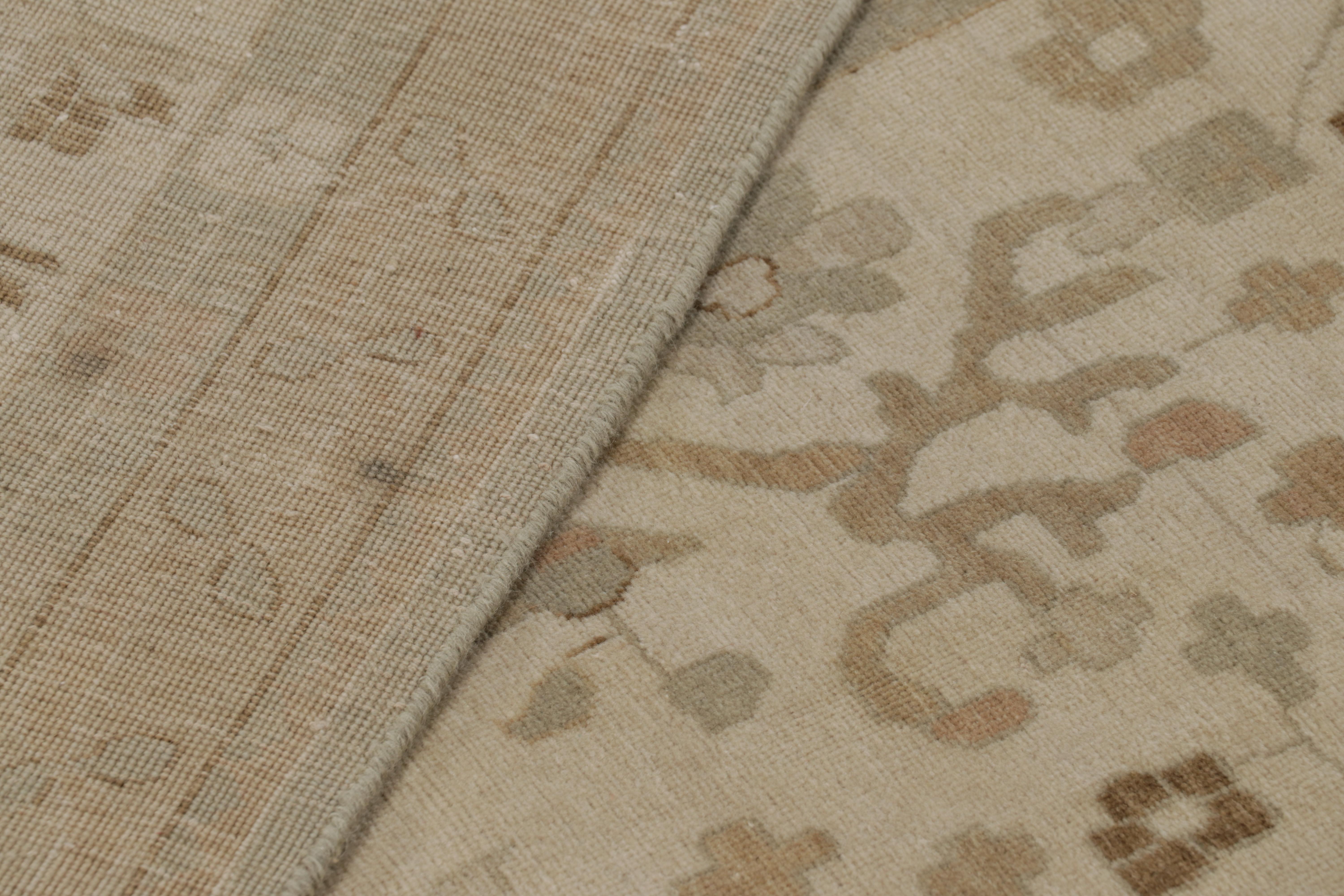 Alfombra estilo Oushak de Rug & Kilim con motivos florales beige-marrón en venta 2