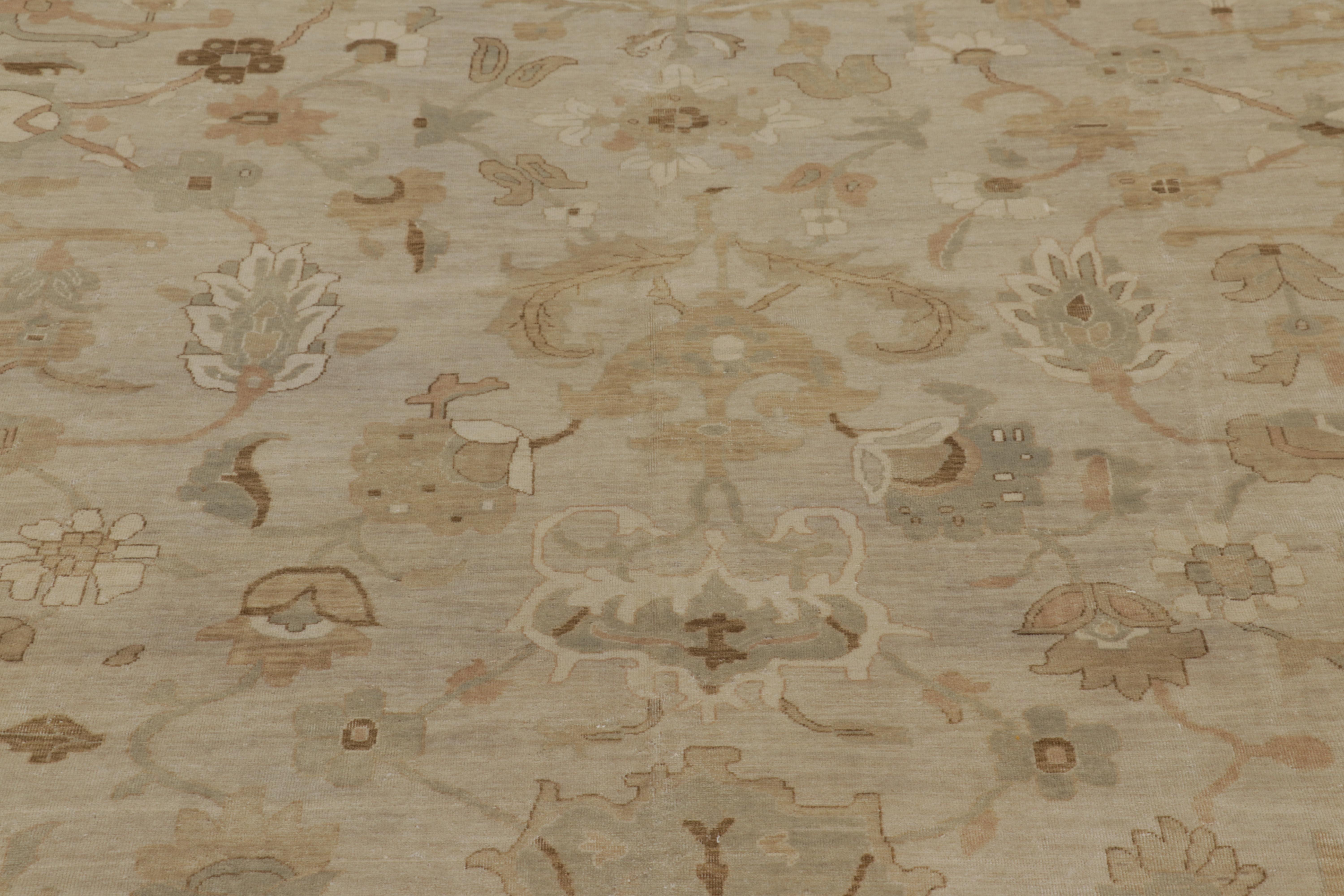 Indiano Rug & Kilim: Tappeto in stile Oushak con motivi floreali beige-marroni in vendita