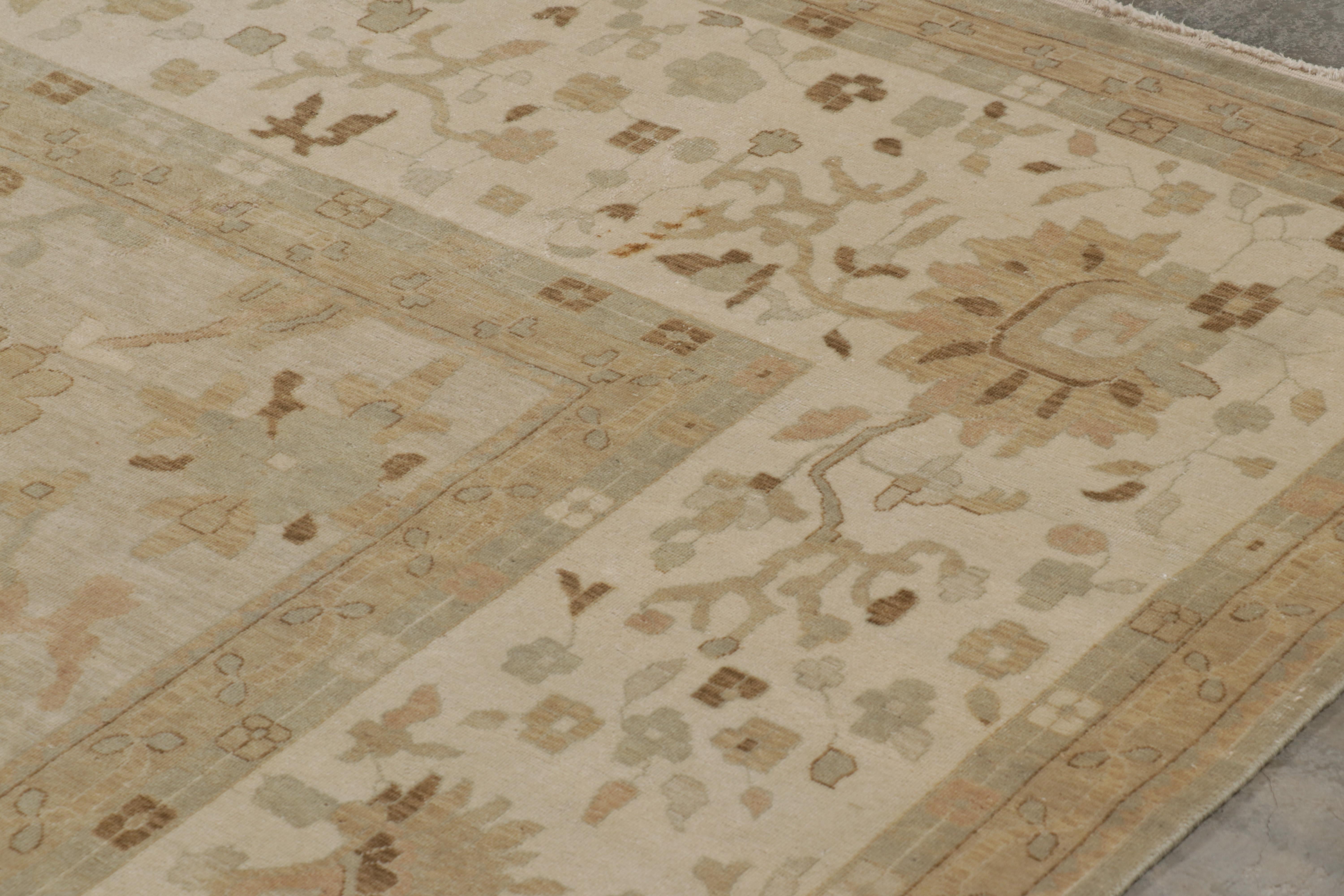 Alfombra estilo Oushak de Rug & Kilim con motivos florales beige-marrón Siglo XXI y contemporáneo en venta