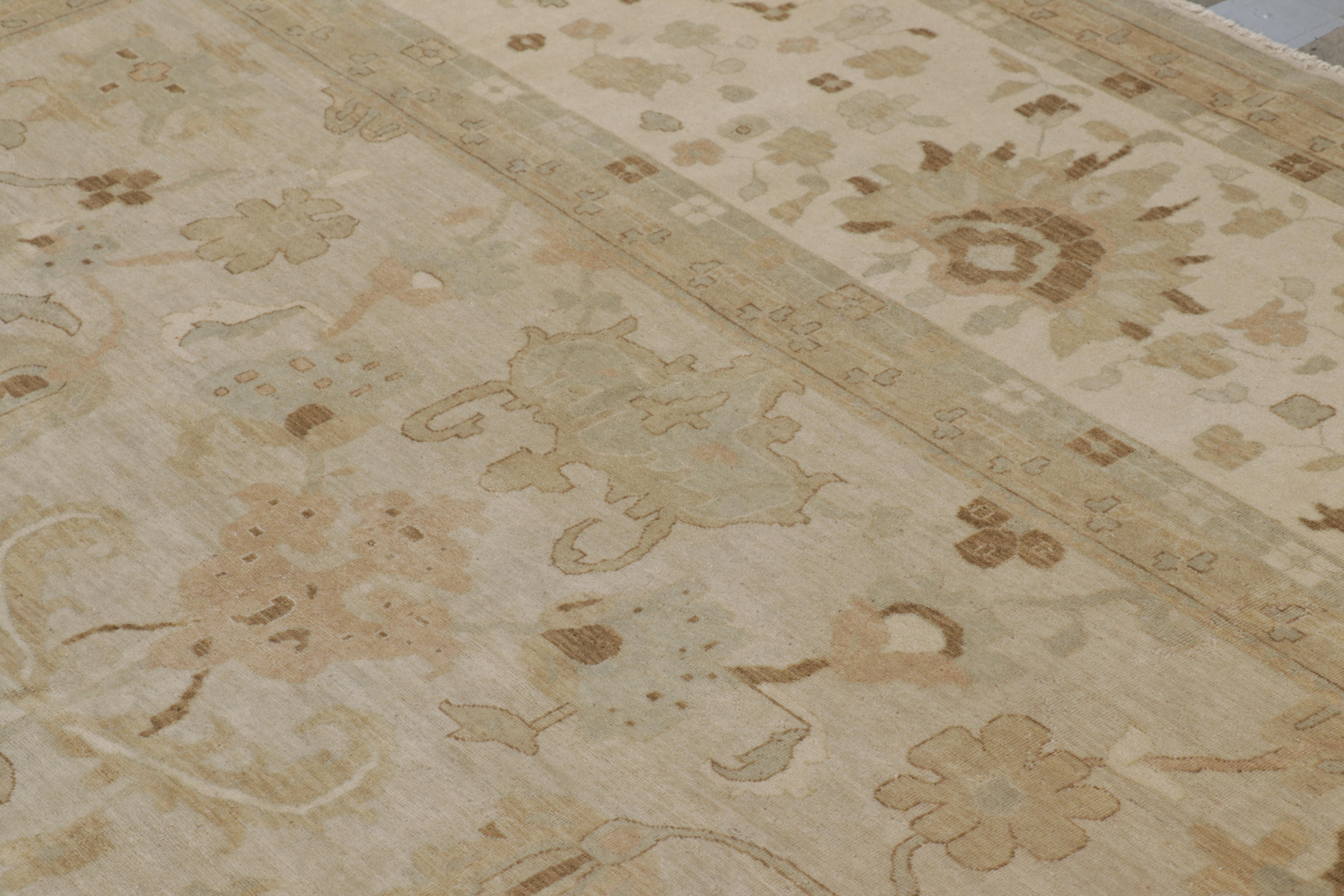 Lana Rug & Kilim: Tappeto in stile Oushak con motivi floreali beige-marroni in vendita