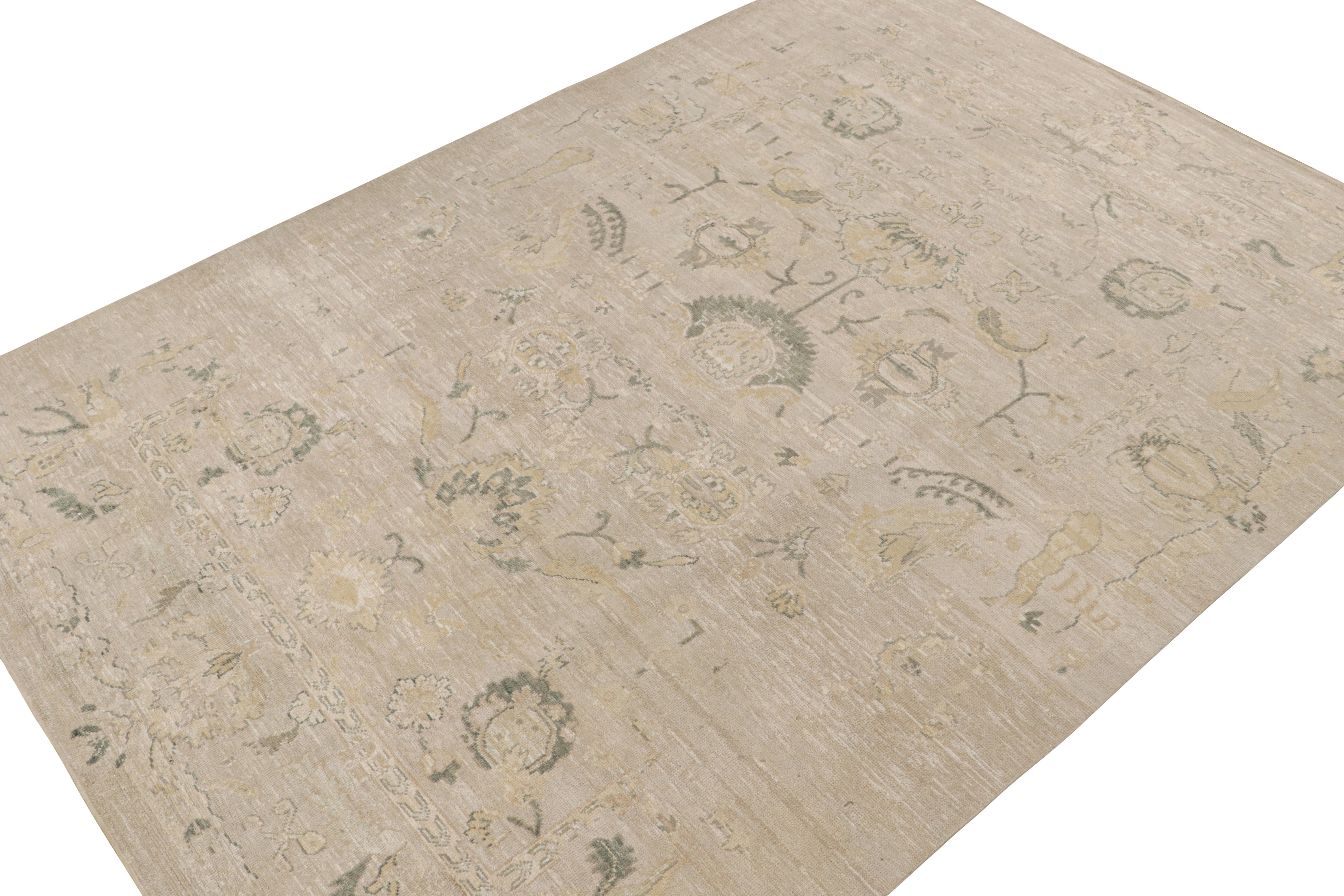 Indien Tapis de style Oushak de Rug & Kilim avec motifs floraux beige, gris et or en vente