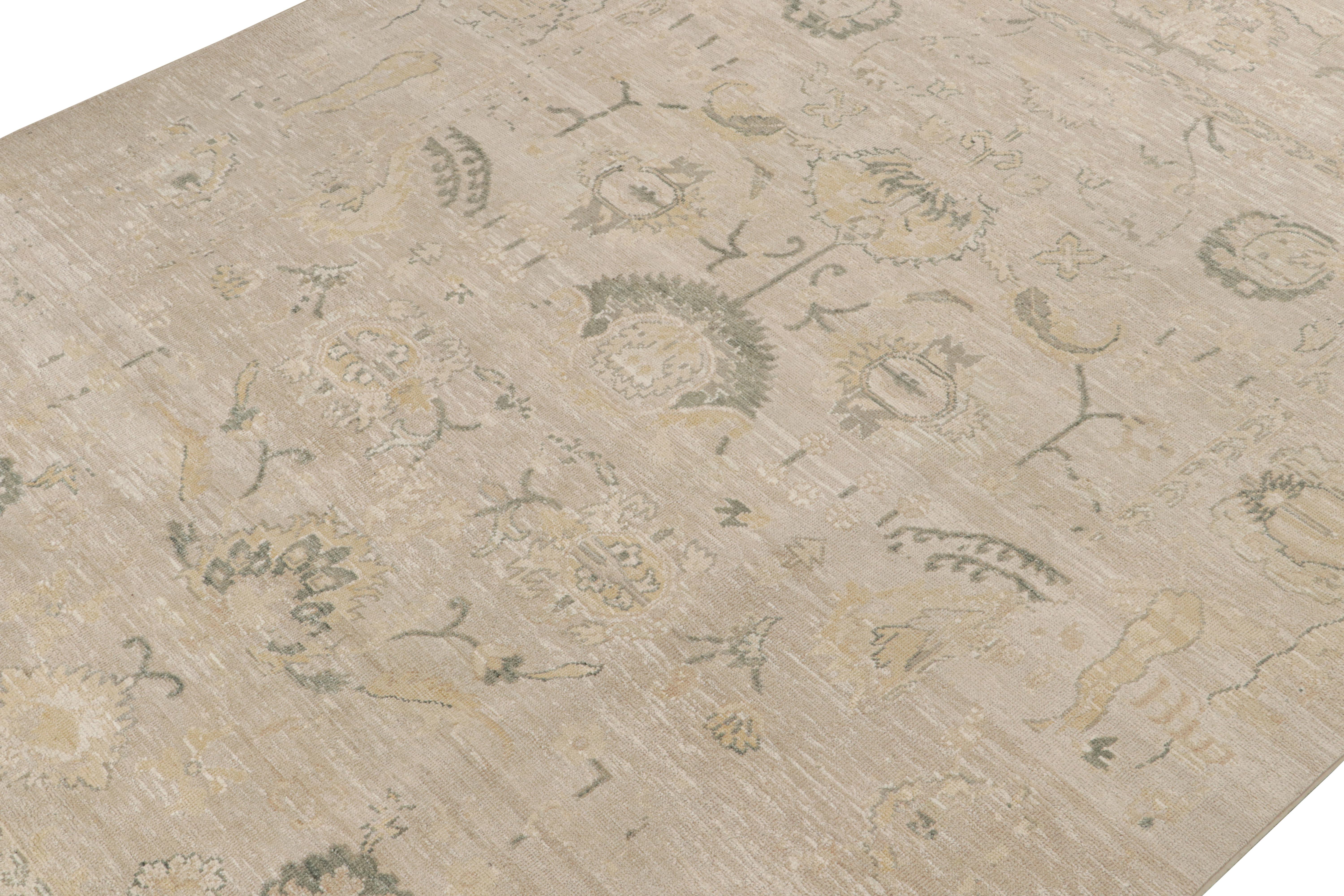 Noué à la main Tapis de style Oushak de Rug & Kilim avec motifs floraux beige, gris et or en vente