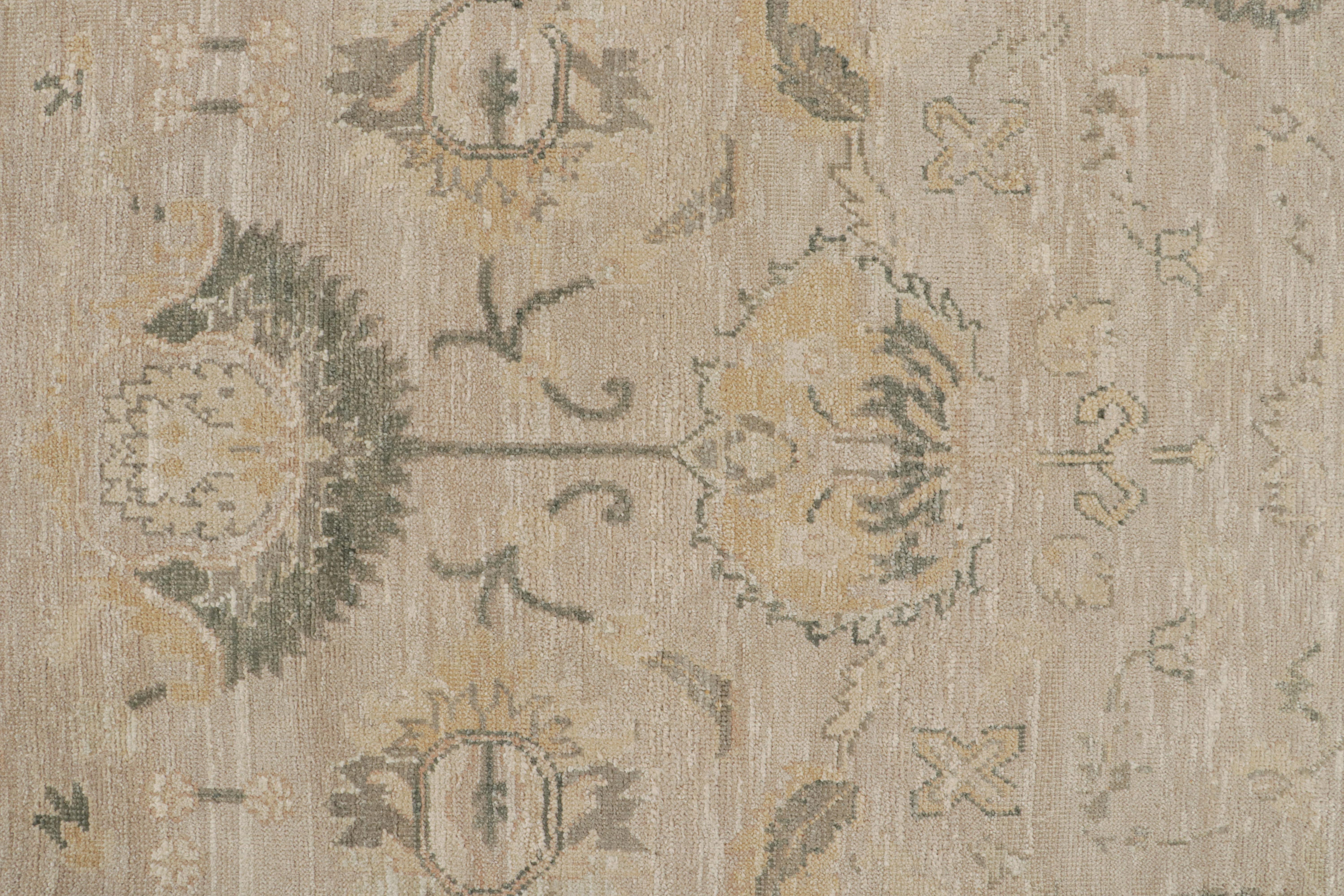 XXIe siècle et contemporain Tapis de style Oushak de Rug & Kilim avec motifs floraux beige, gris et or en vente