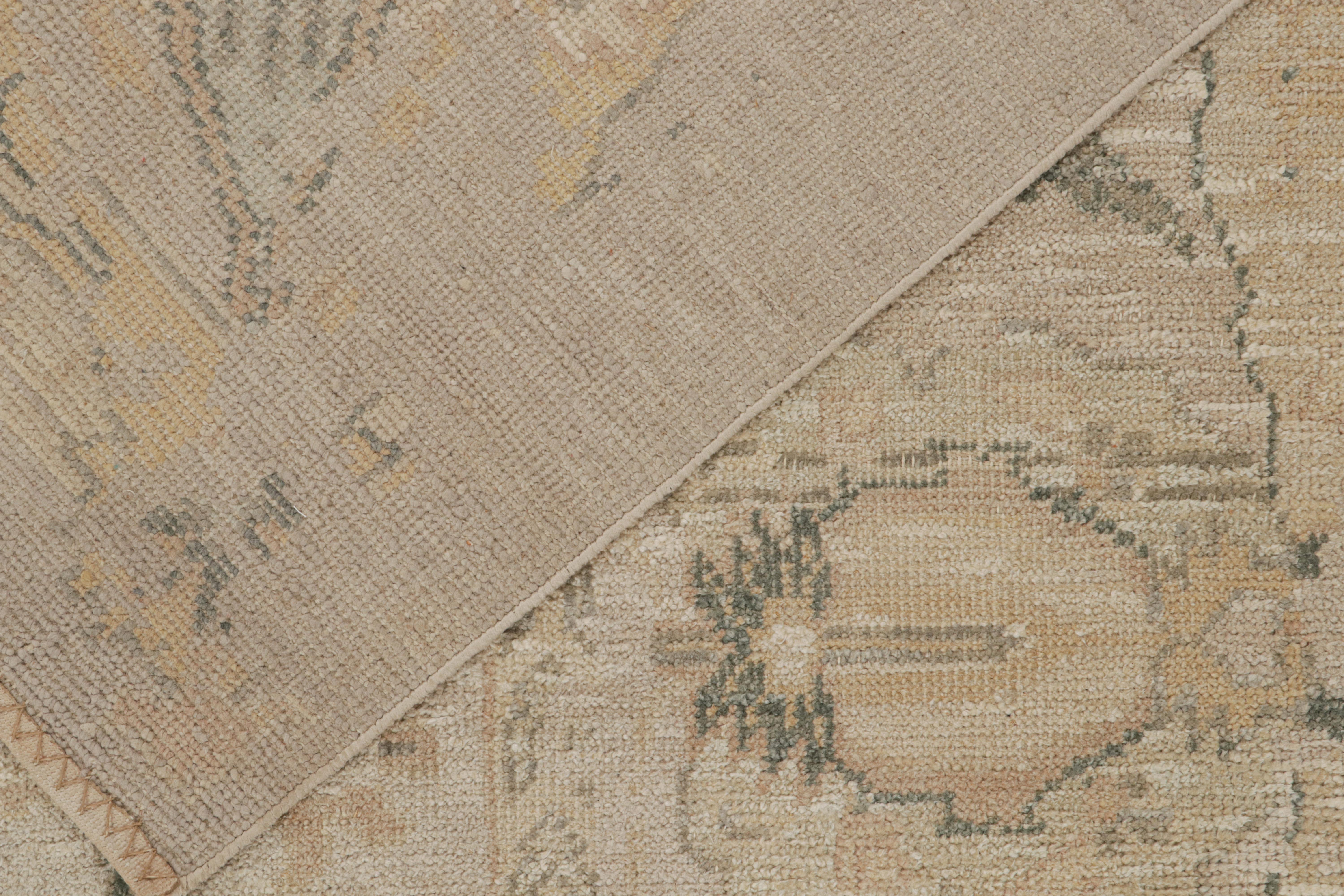 Soie Tapis de style Oushak de Rug & Kilim avec motifs floraux beige, gris et or en vente