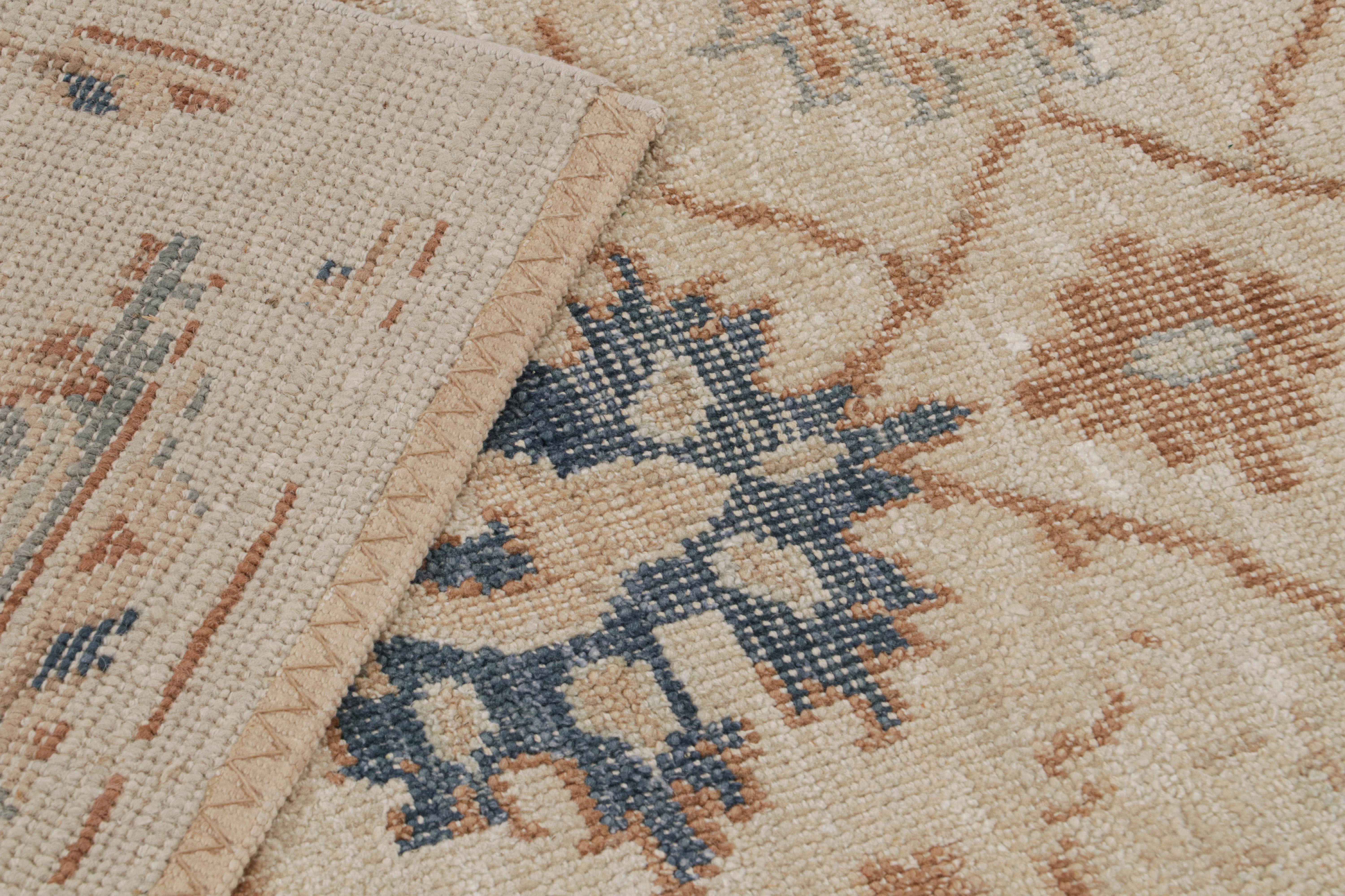 Soie Tapis Oushak de Rug & Kilim à motifs floraux beige, rouille et bleu marine en vente