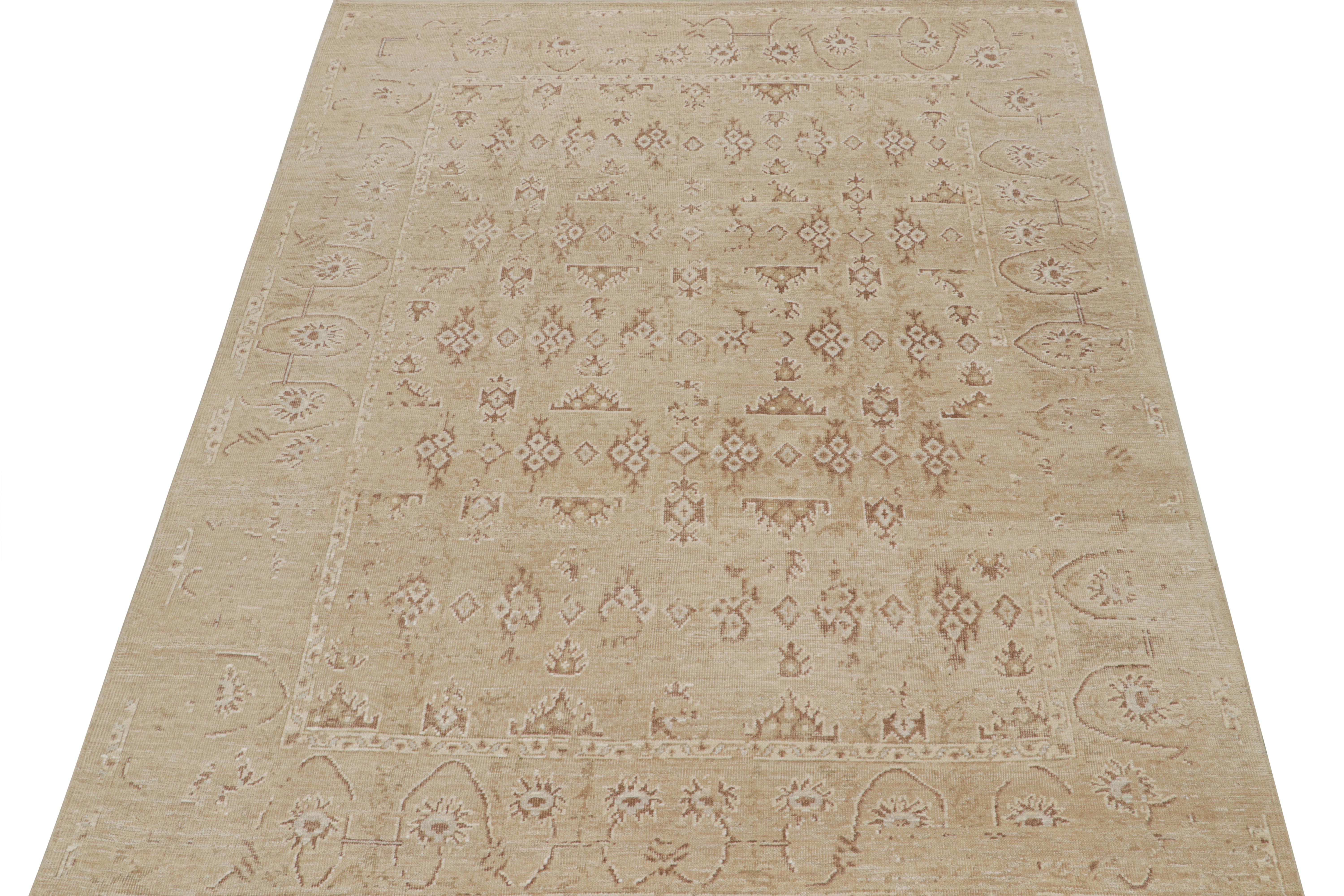 Rug & Kilim's Oushak Style Teppich mit floralen Mustern in Beige und Rust (Indisch) im Angebot