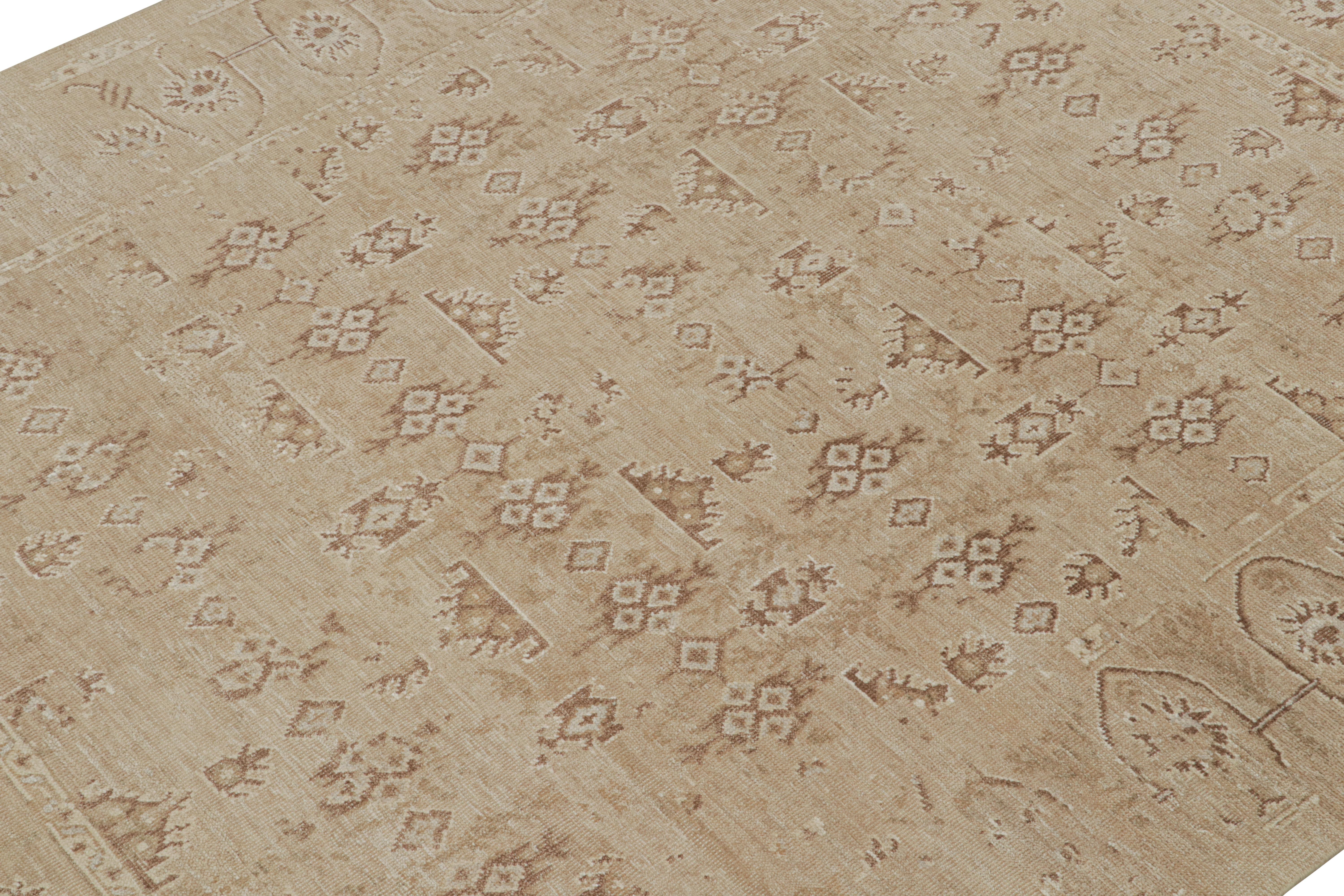 Rug & Kilim's Oushak Style Teppich mit floralen Mustern in Beige und Rust (Handgeknüpft) im Angebot