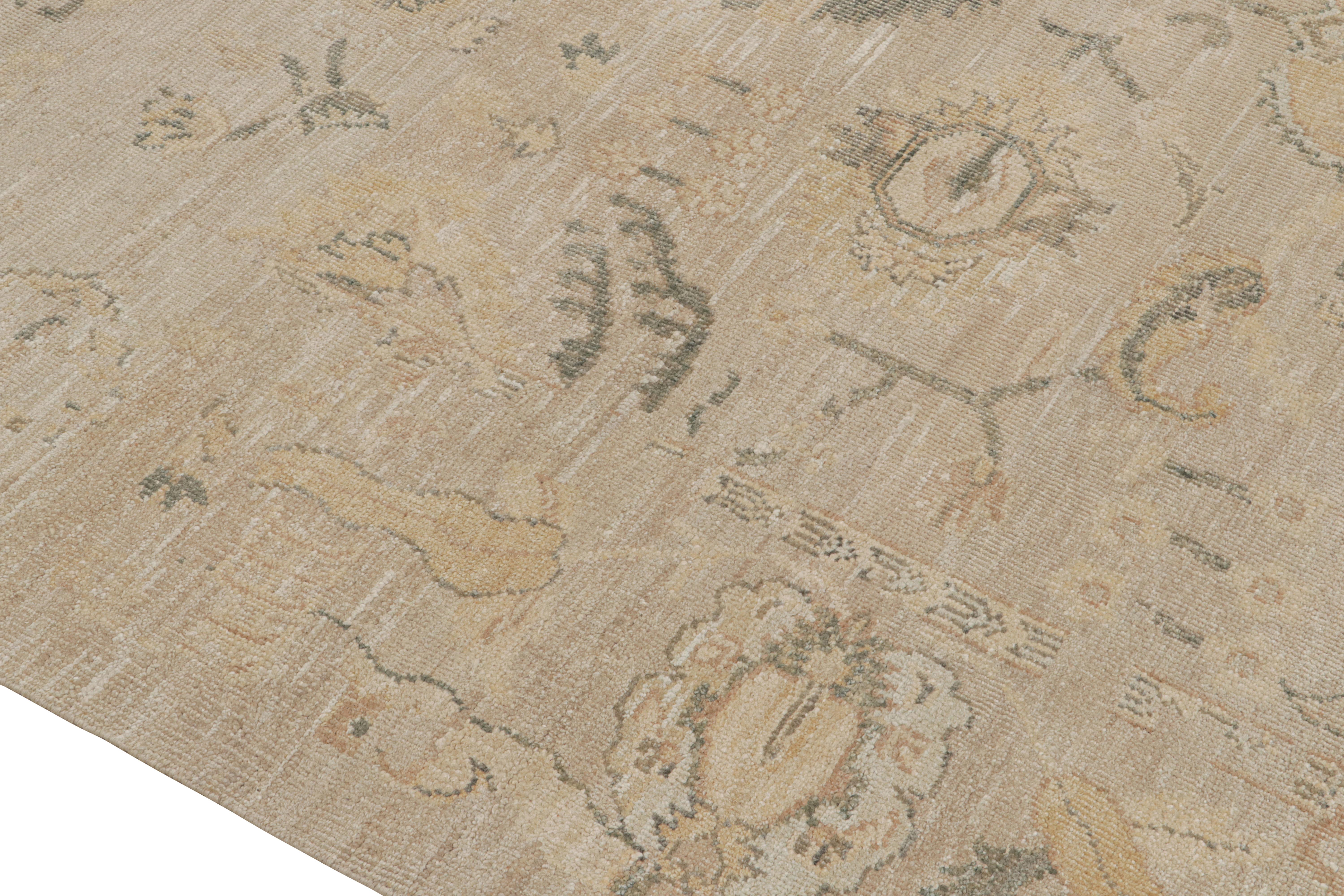Rug & Kilim: Tappeto in stile Oushak con motivi floreali in beige e ruggine In condizioni Nuovo in vendita a Long Island City, NY