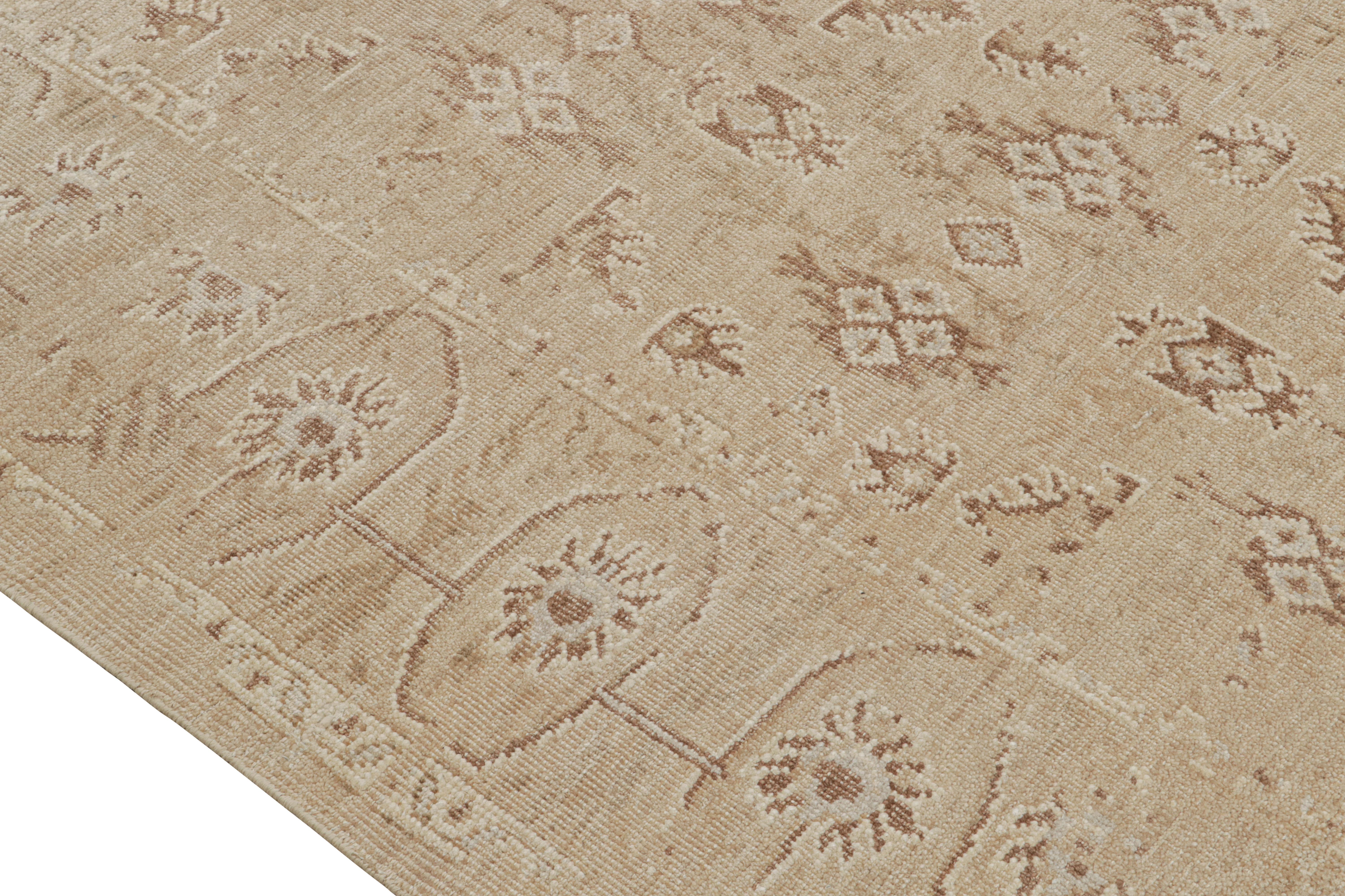 Rug & Kilim's Oushak Style Teppich mit floralen Mustern in Beige und Rust (21. Jahrhundert und zeitgenössisch) im Angebot