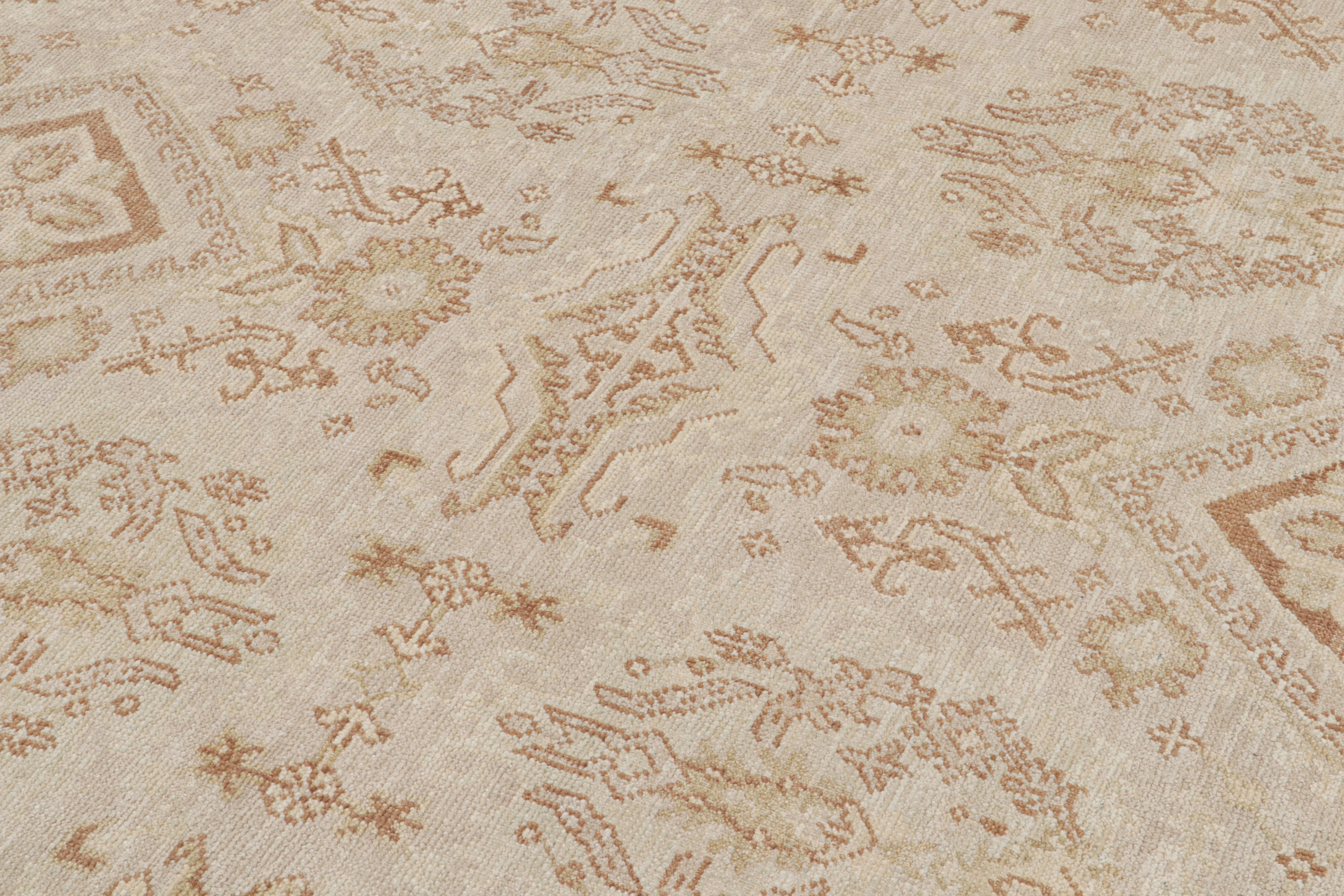 Rug & Kilim's Oushak Style Teppich mit floralen Mustern in Beige und Rust (21. Jahrhundert und zeitgenössisch) im Angebot