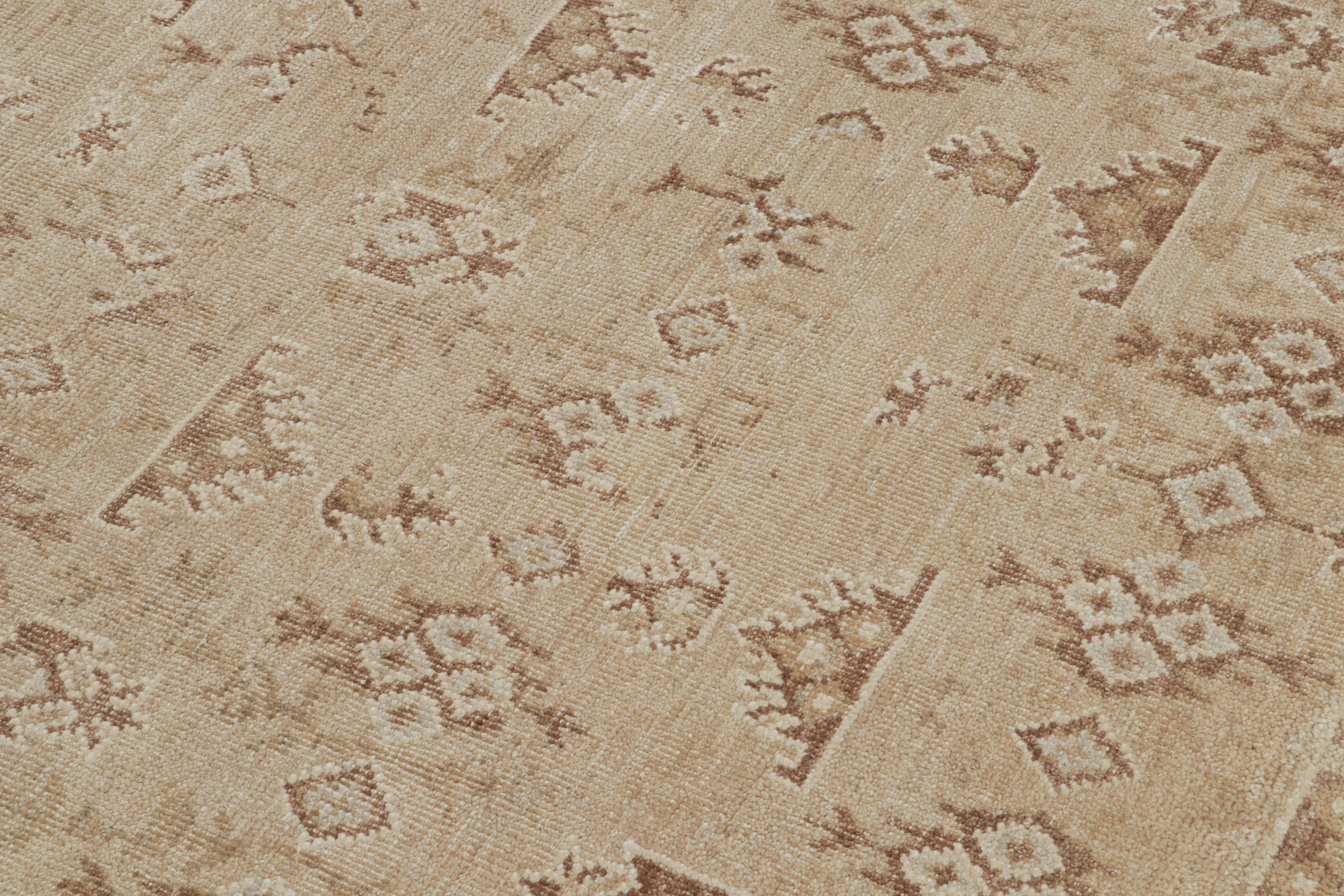 Rug & Kilim's Oushak Style Teppich mit floralen Mustern in Beige und Rust (Seide) im Angebot