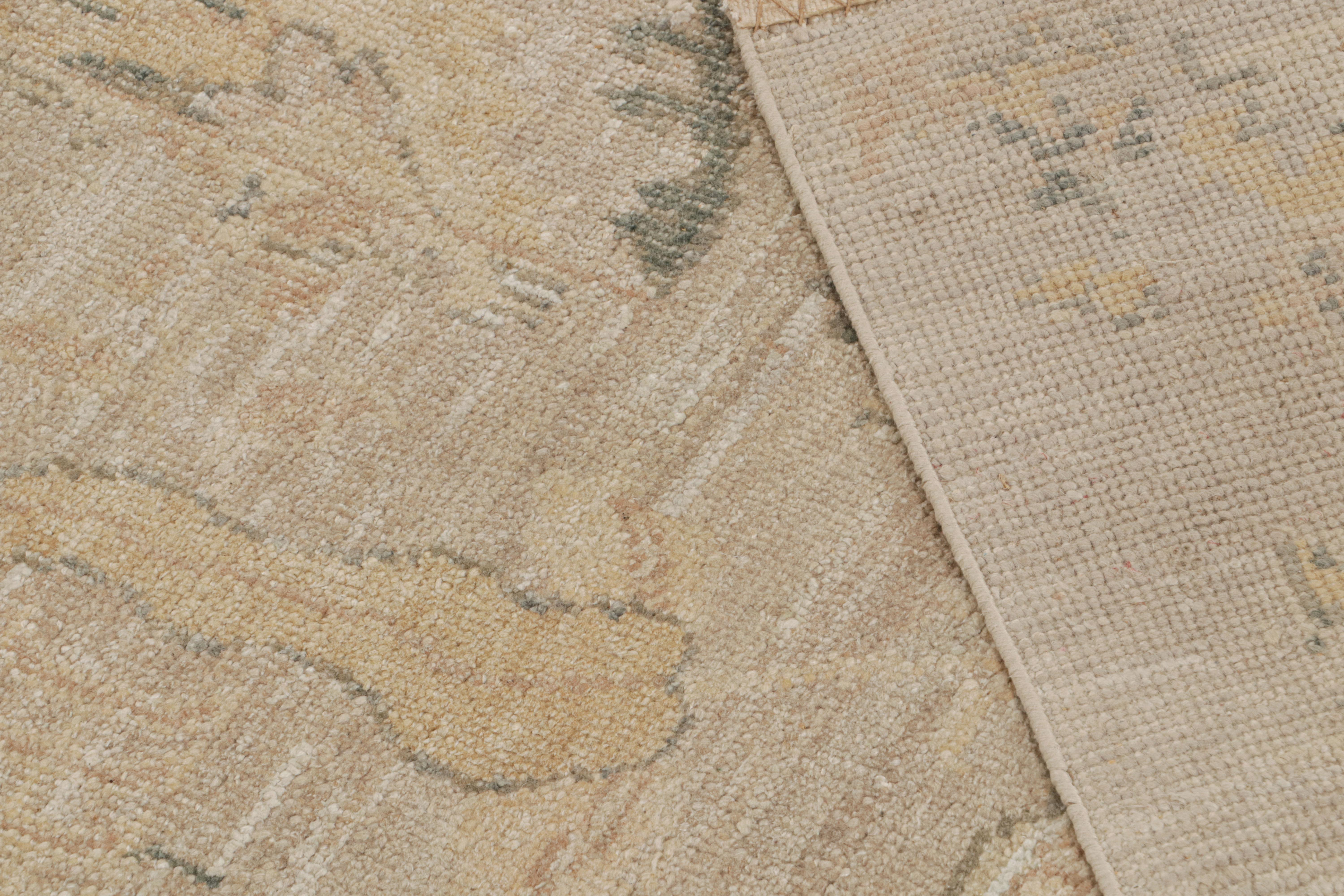 Seta Rug & Kilim: Tappeto in stile Oushak con motivi floreali in beige e ruggine in vendita