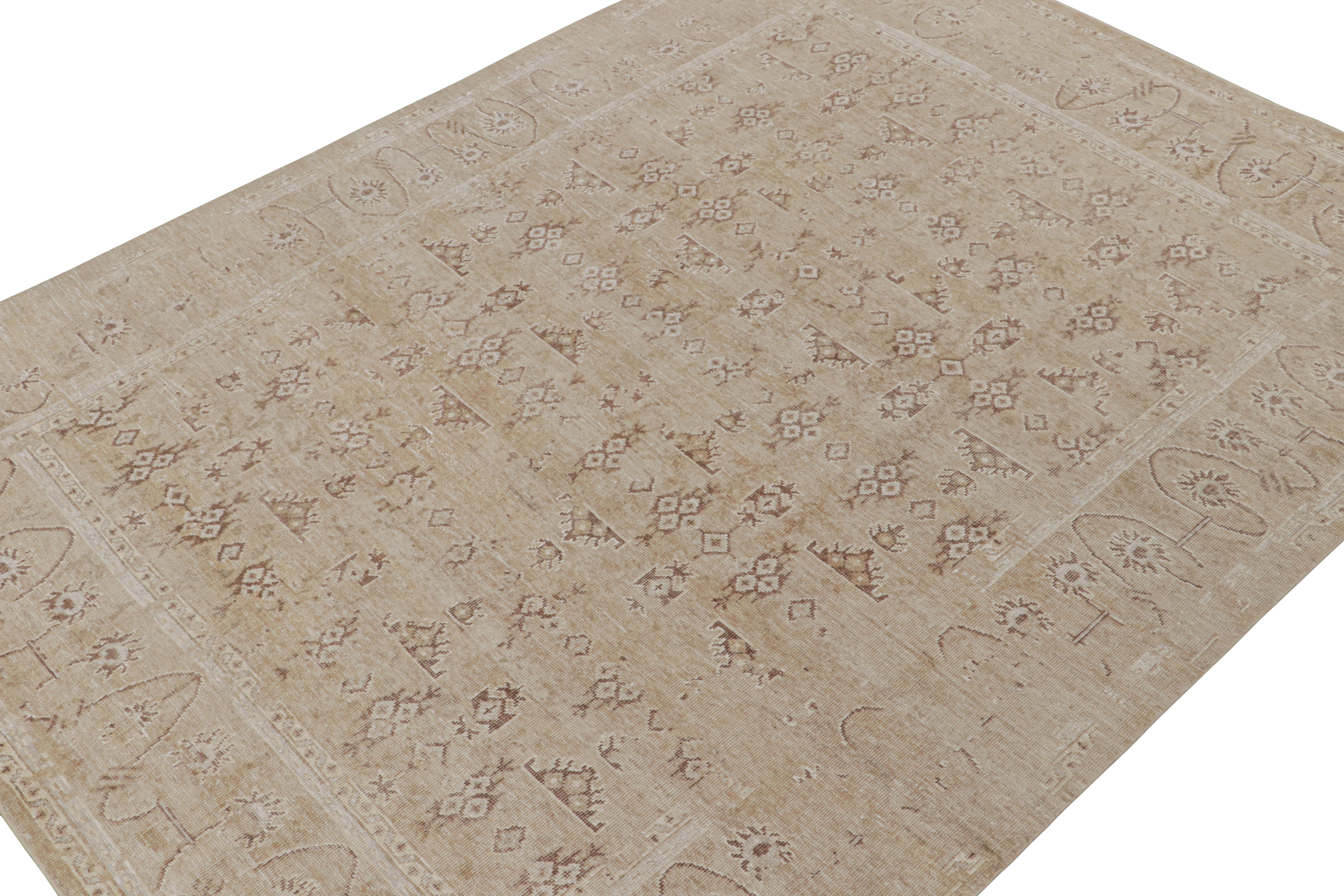 Ce tapis 9x12 s'inspire des anciens tapis Oushak et fait partie de la nouvelle collection audacieuse Modern Classics de Rug & Kilim. Noué à la main en soie, il présente des tons taupe et rouille, des accents ivoire et beige-brun, des motifs tribaux