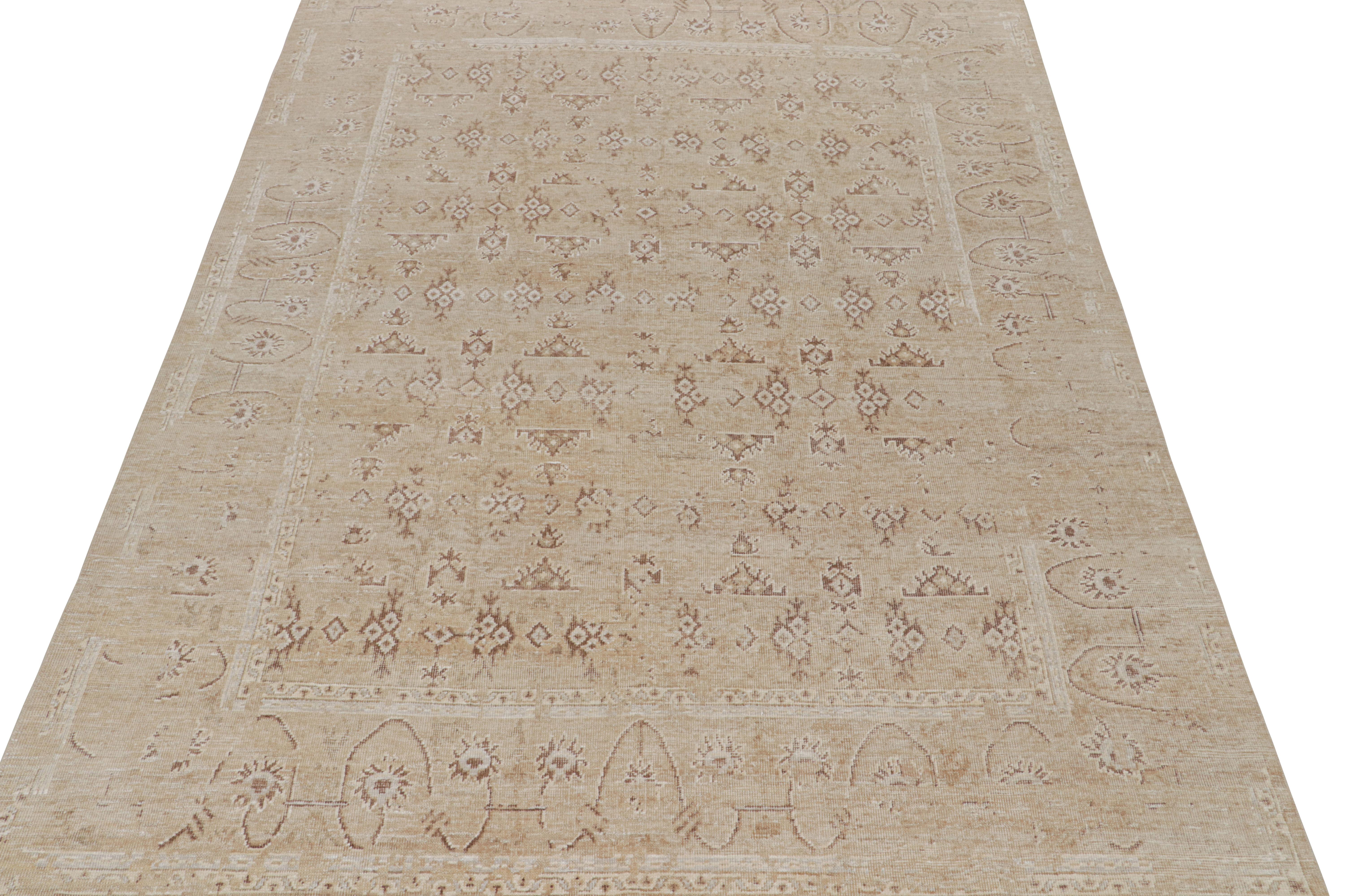 Indiano Rug & Kilim: Tappeto in stile Oushak con motivi floreali nei toni del marrone in vendita