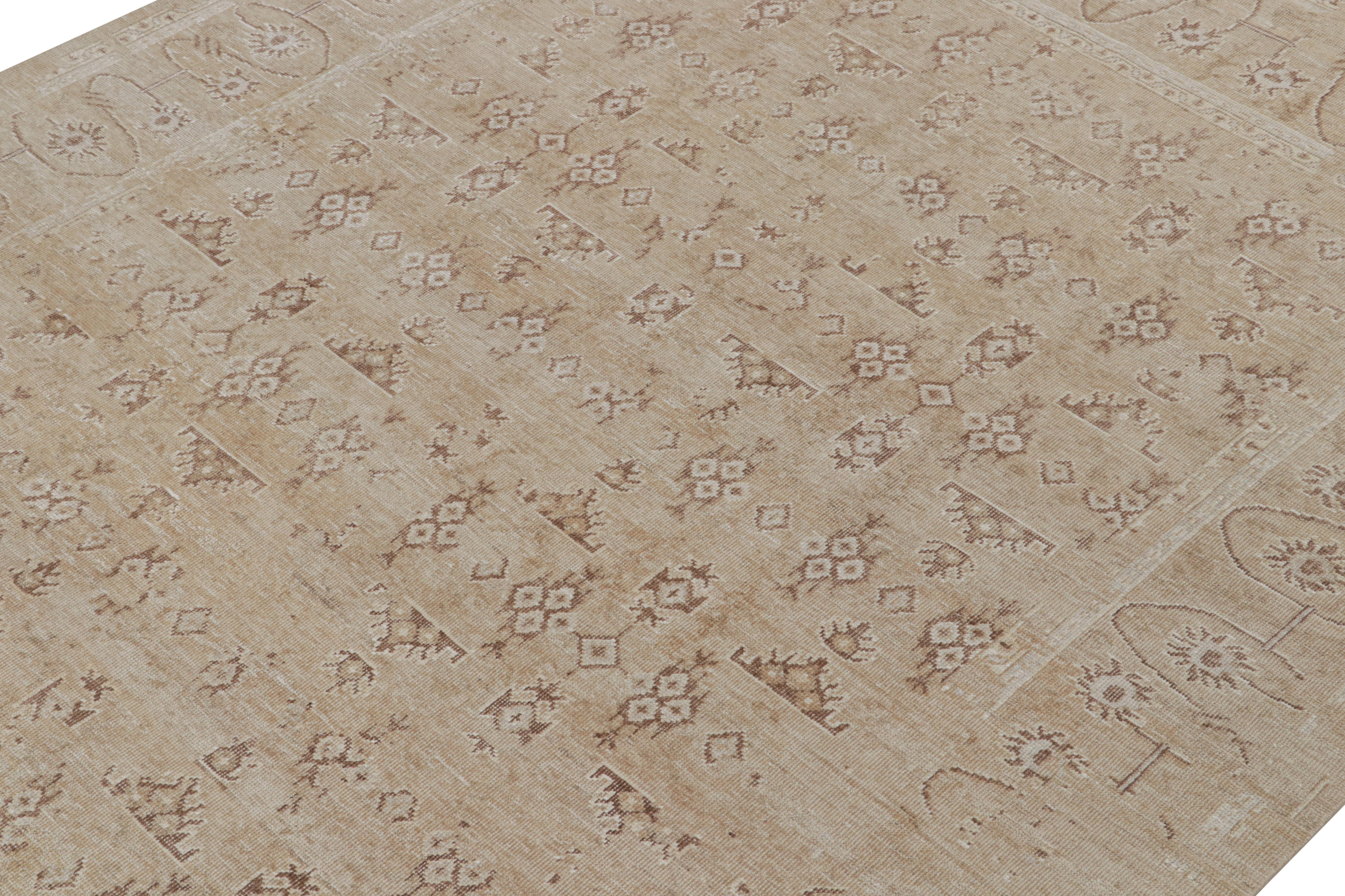 Annodato a mano Rug & Kilim: Tappeto in stile Oushak con motivi floreali nei toni del marrone in vendita