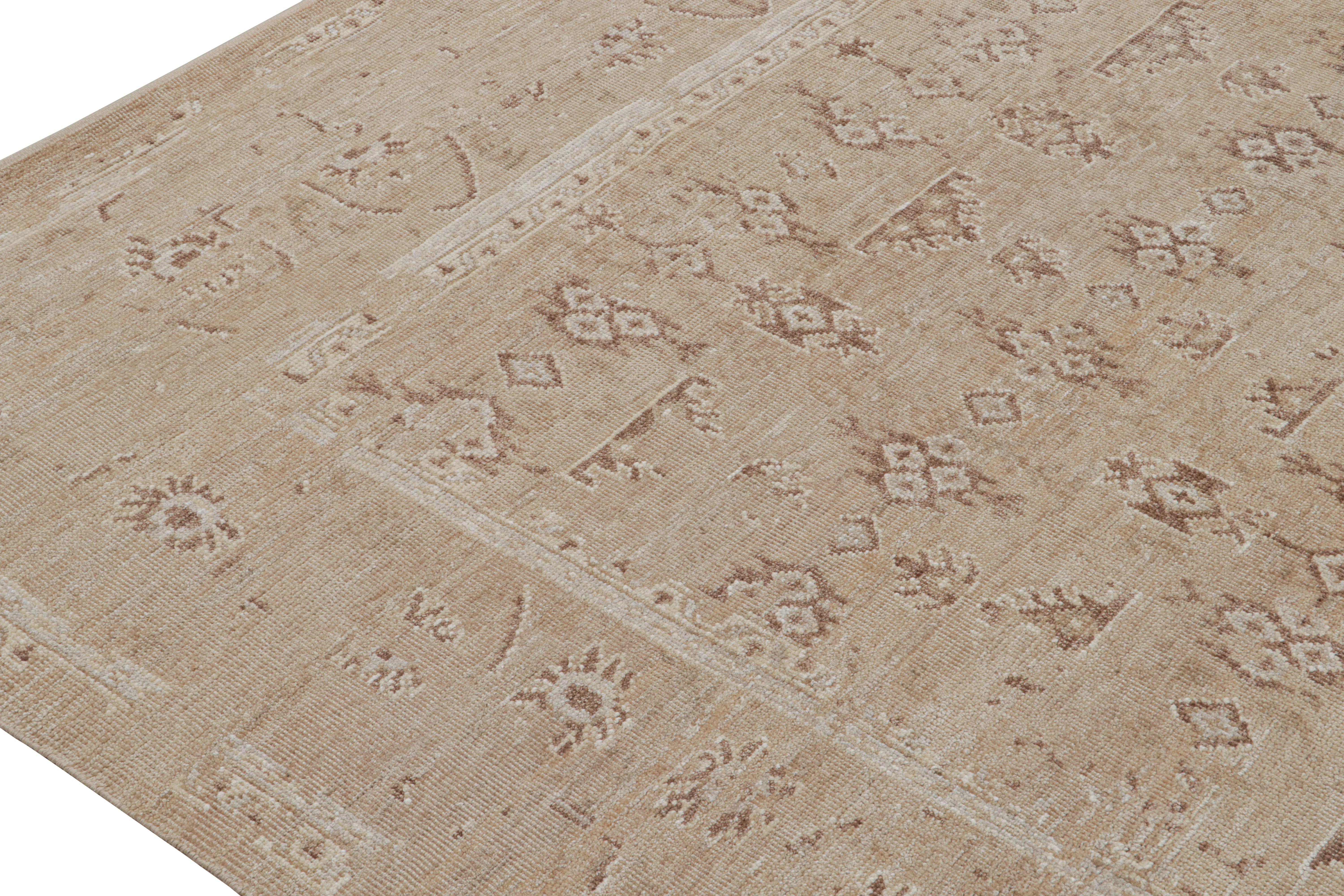 Rug & Kilim: Tappeto in stile Oushak con motivi floreali nei toni del marrone In condizioni Nuovo in vendita a Long Island City, NY