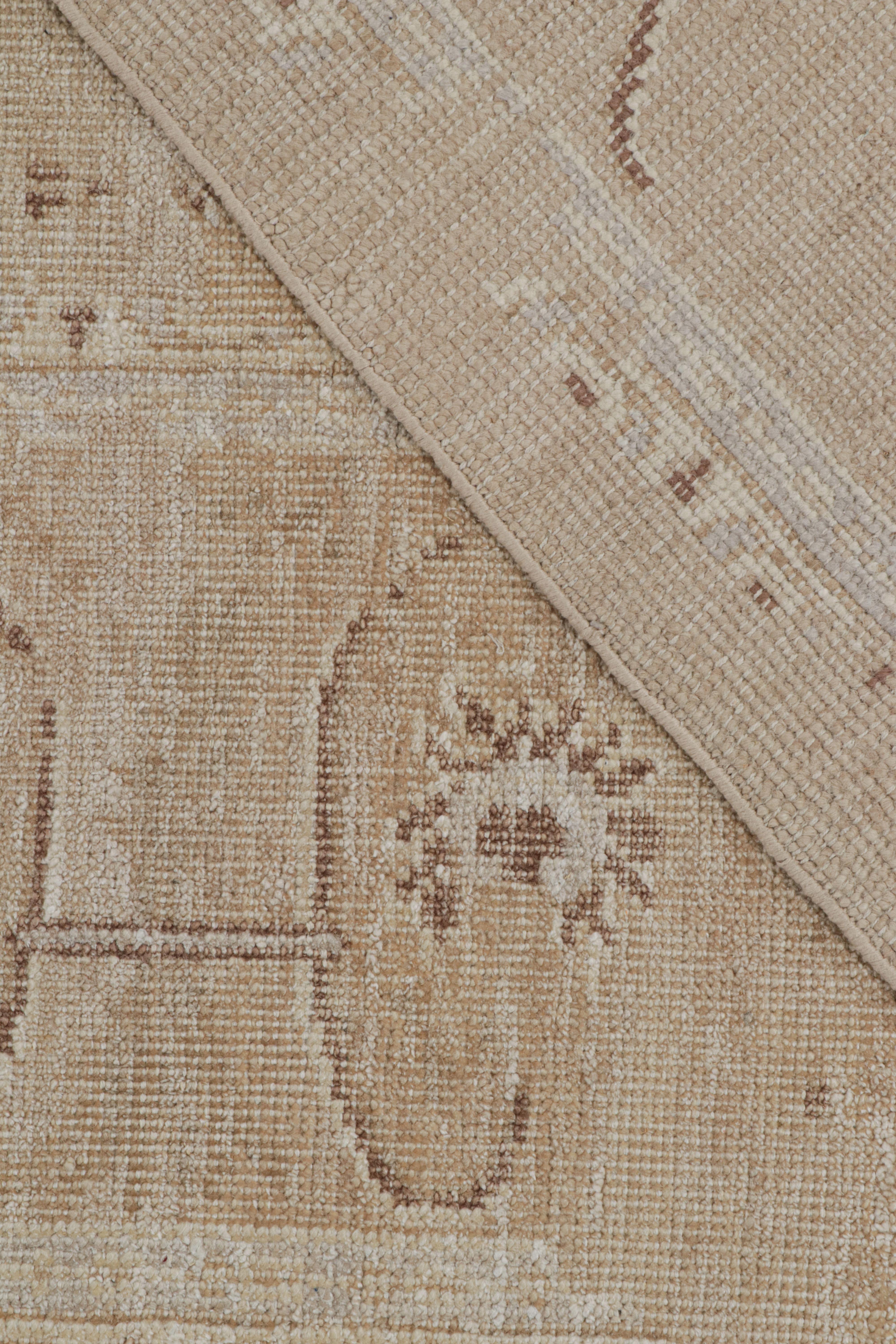 Lana Rug & Kilim: Tappeto in stile Oushak con motivi floreali nei toni del marrone in vendita