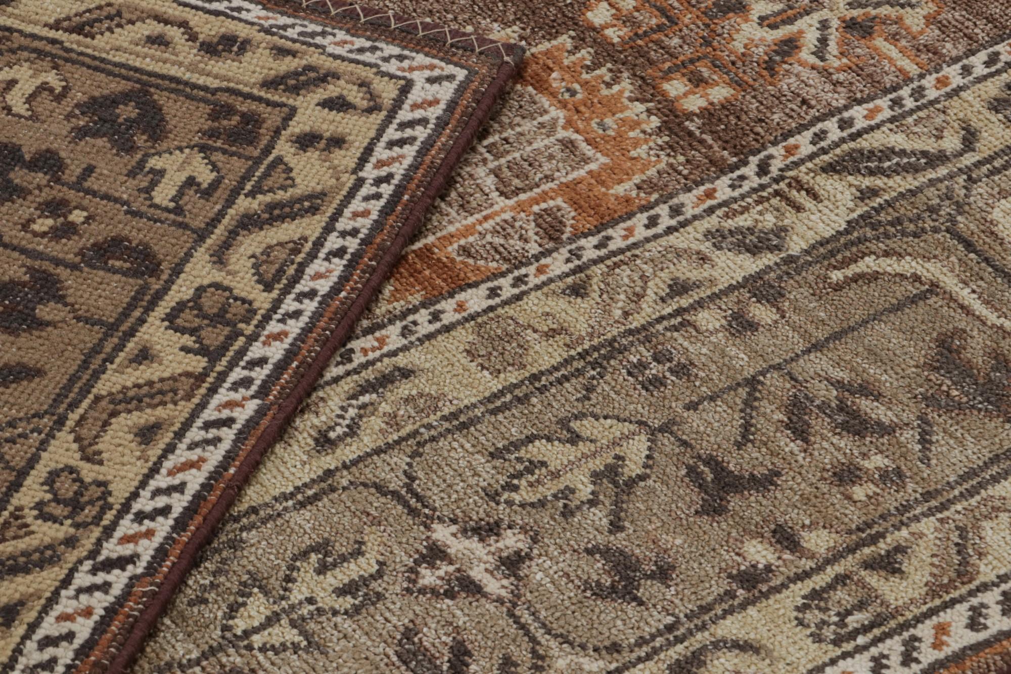 Rug & Kilim's Oushak Style Teppich mit geometrischen Mustern in Brown und Rust Tones (Wolle) im Angebot