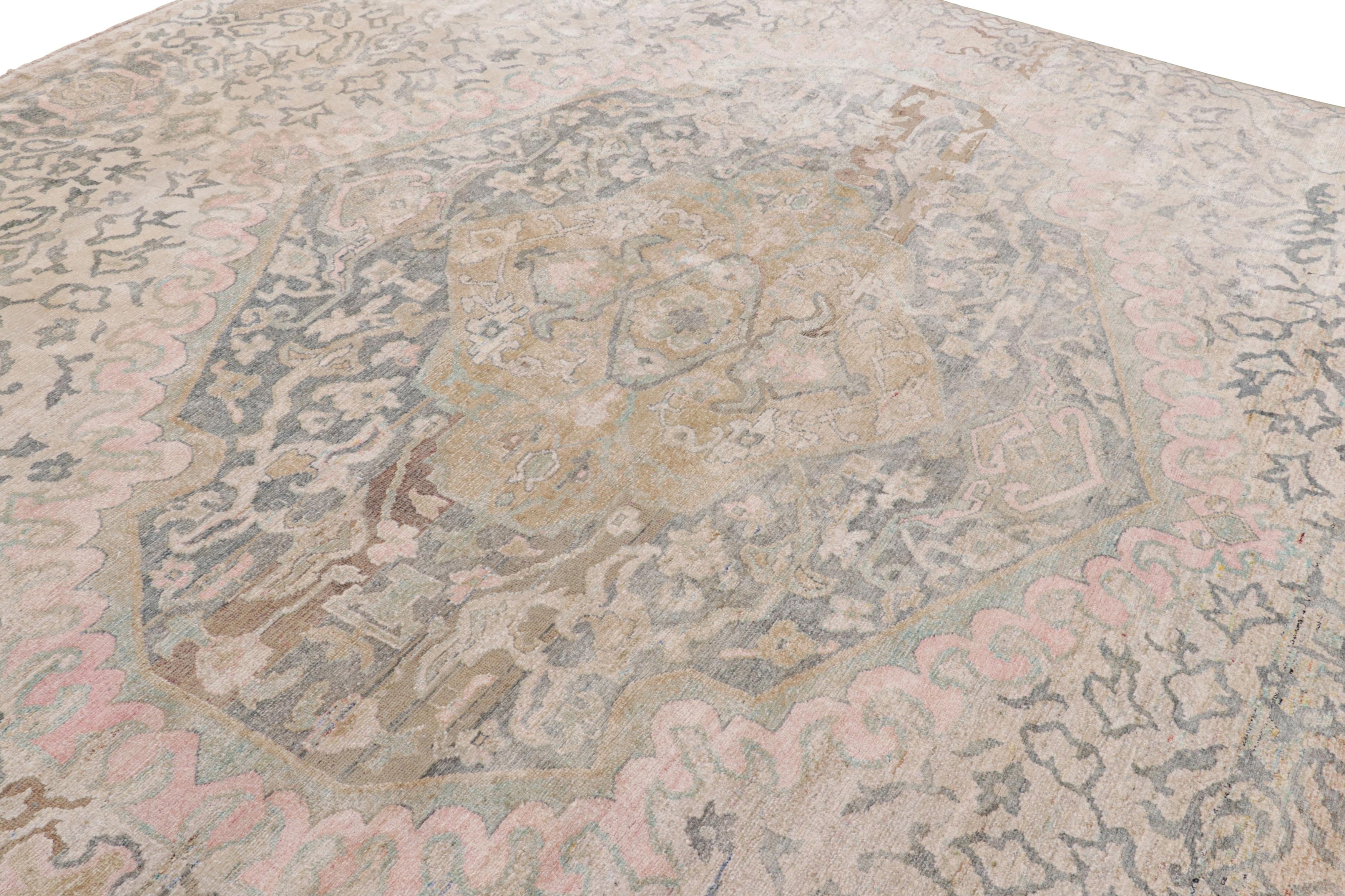 Annodato a mano in seta, questo tappeto 10x11 appartiene alla collezione Modern Classics di Rug & Kilim.

Sul design:

Gli intenditori ammireranno questo design che riflette un'interpretazione europea del design ottomano 