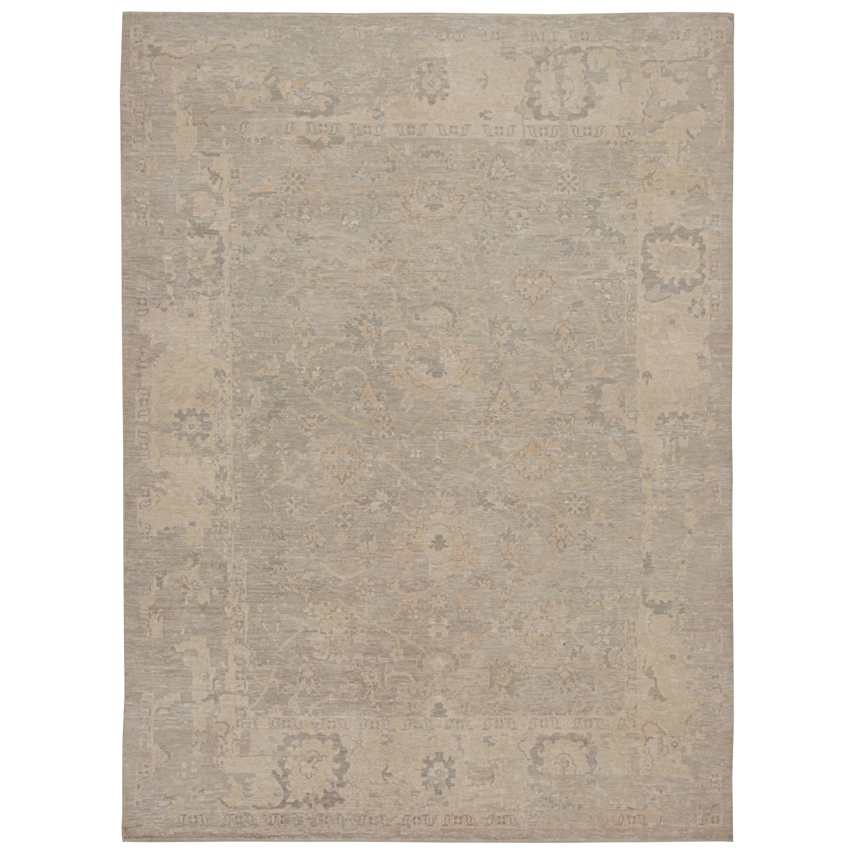 Rug & Kilim è un tappeto in stile Oushak con motivi floreali color grigio, beige e grigio. in vendita
