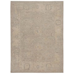 Rug & Kilim è un tappeto in stile Oushak con motivi floreali color grigio, beige e grigio.