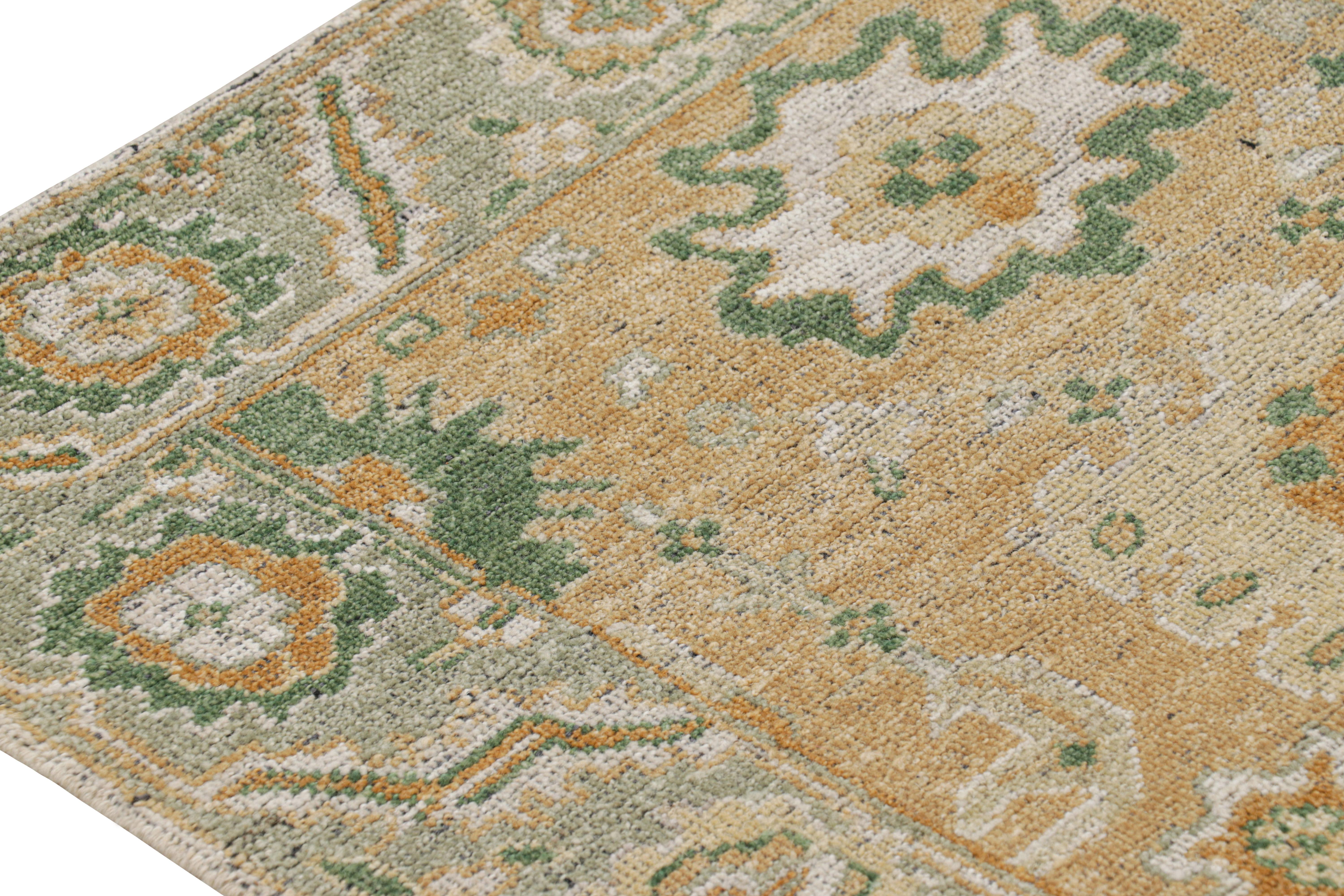 Rug & Kilim's Oushak Style Läufer in Beige-Braun und Grün mit Blumenmustern (Indisch) im Angebot