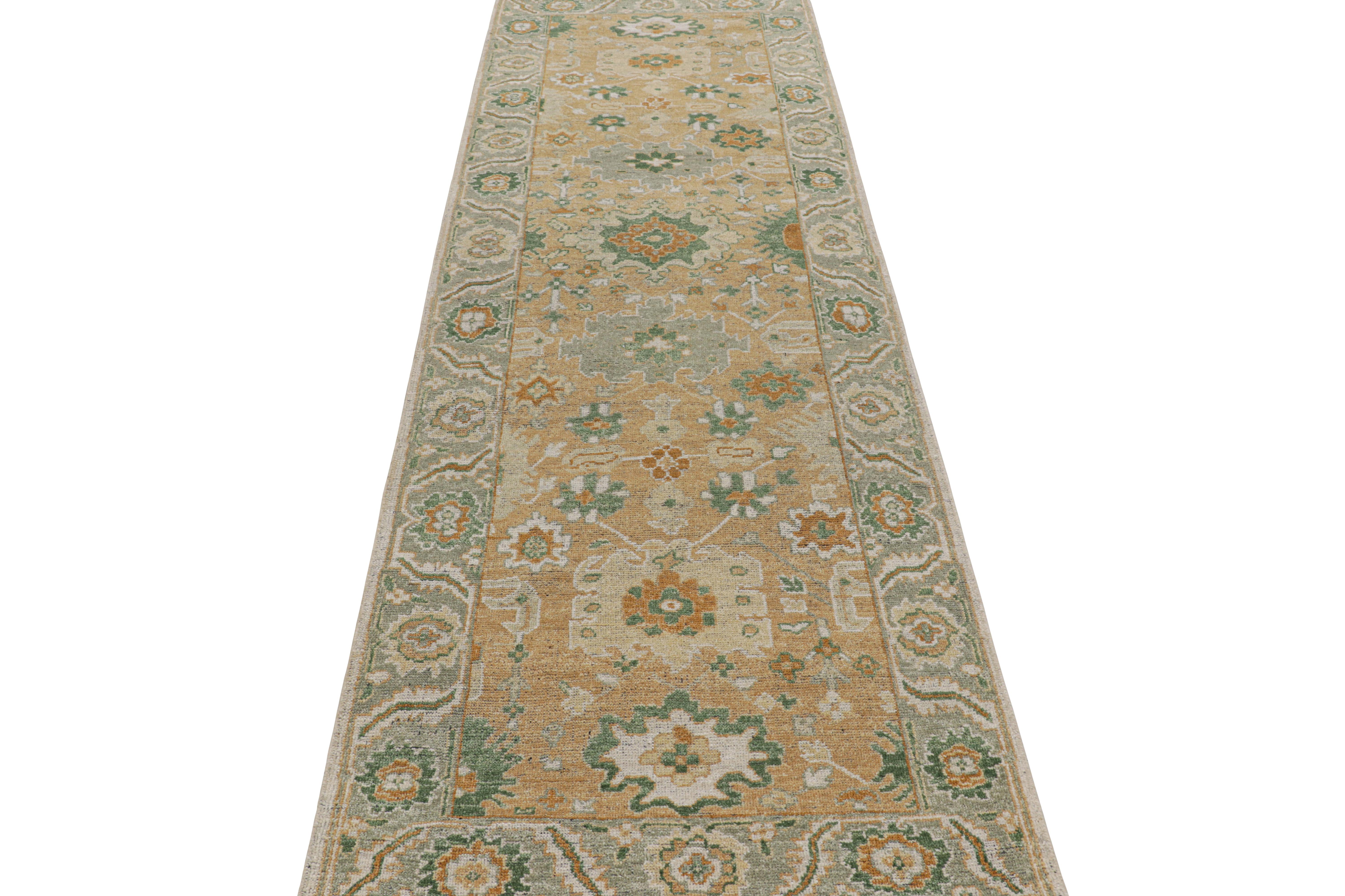 Rug & Kilim's Oushak Style Läufer in Beige-Braun und Grün mit Blumenmustern (Handgeknüpft) im Angebot
