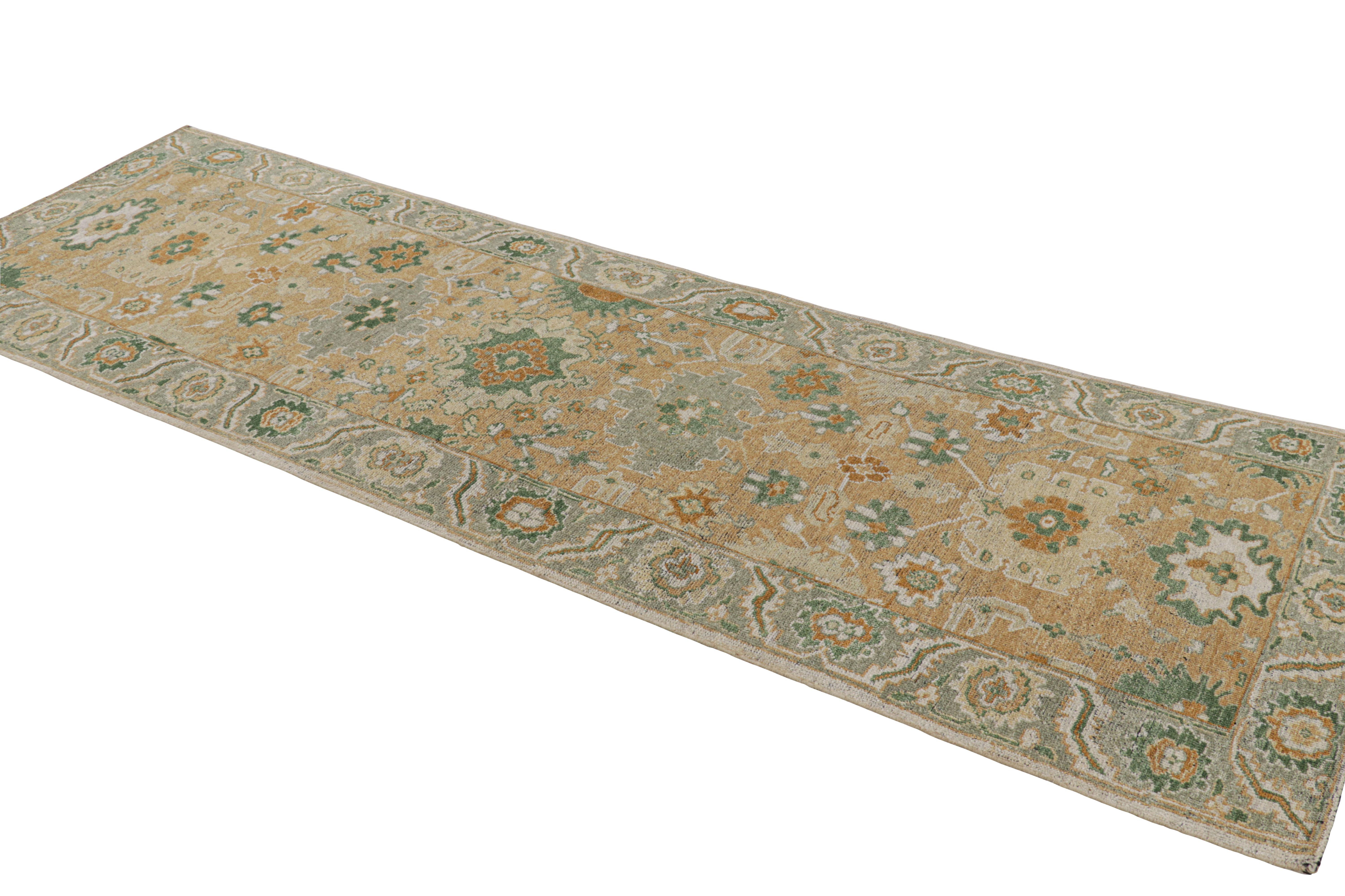 Rug & Kilim's Oushak Style Läufer in Beige-Braun und Grün mit Blumenmustern im Zustand „Neu“ im Angebot in Long Island City, NY