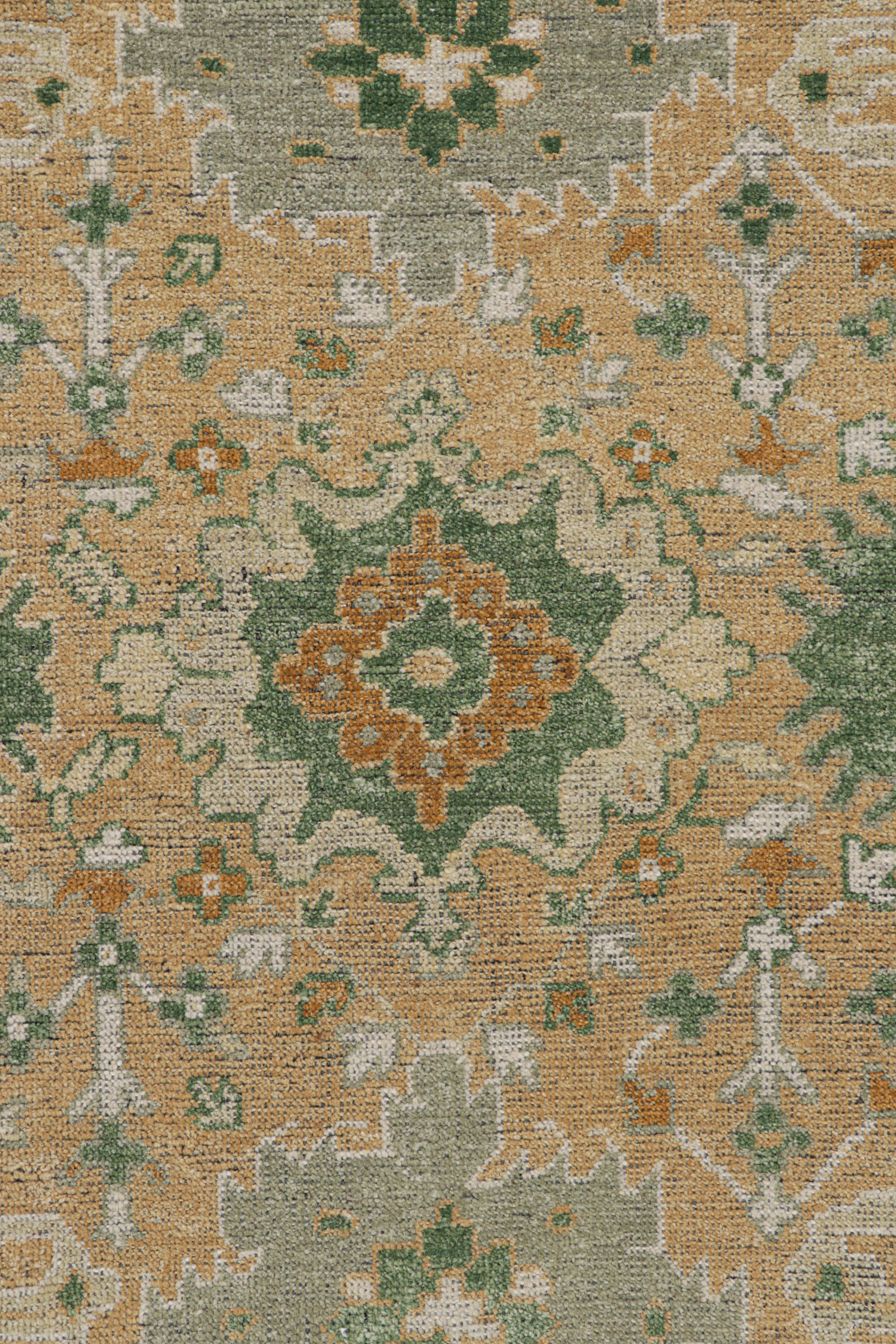 Rug & Kilim's Oushak Style Läufer in Beige-Braun und Grün mit Blumenmustern (21. Jahrhundert und zeitgenössisch) im Angebot