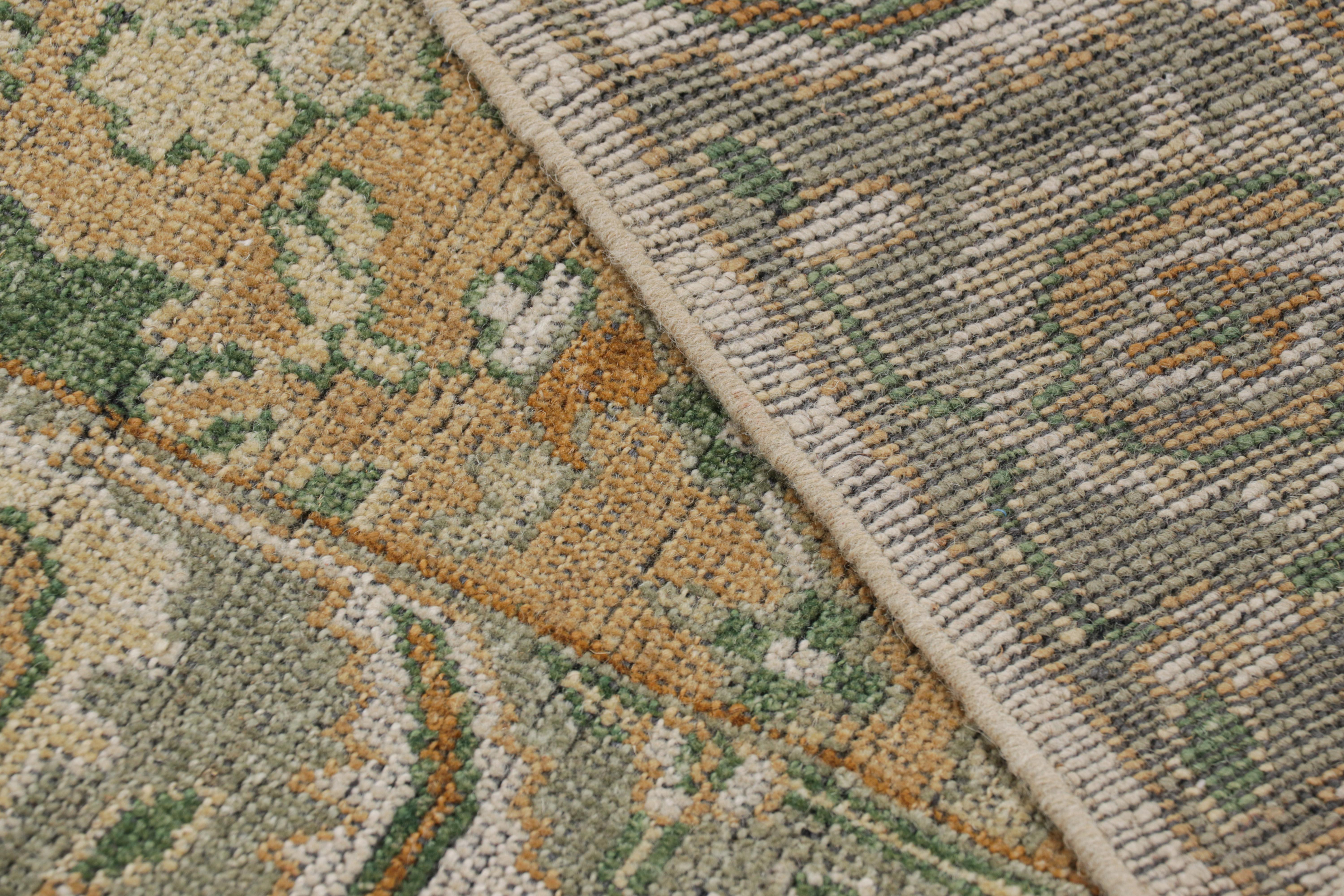 Rug & Kilim's Oushak Style Läufer in Beige-Braun und Grün mit Blumenmustern (Wolle) im Angebot