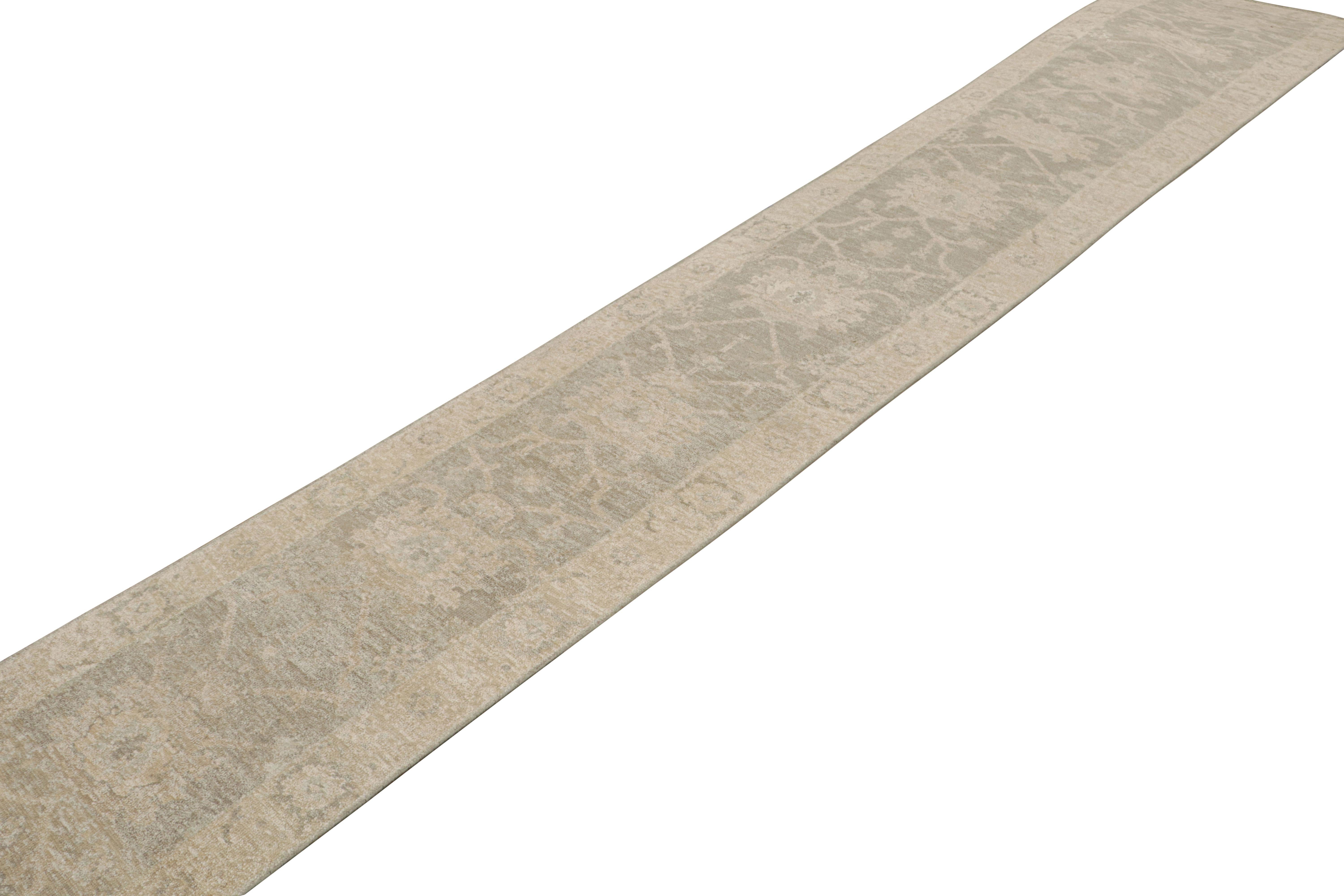 Questo tappeto runner 3x22 della Modern Classics Collection è caratterizzato da motivi floreali beige/marrone e grigi, con accenti avorio e bianchi. 

Sul design: 

Gli intenditori ammireranno il fatto che questo tappeto è stato realizzato con un