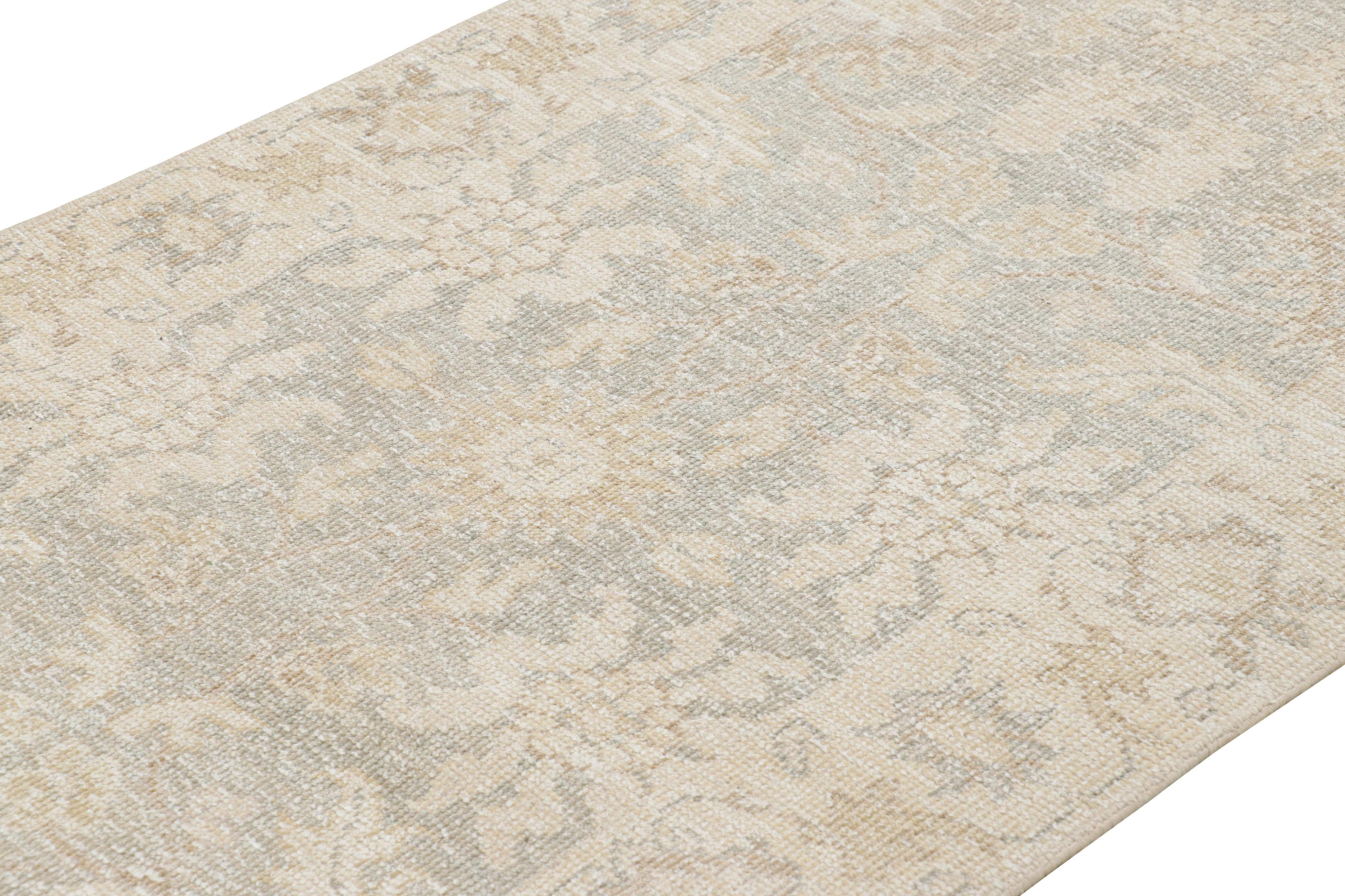 Realizzato con lana e seta annodate a mano e proveniente dall'India, questo tappeto runner contemporaneo 3x12 si ispira ai disegni vintage e antichi dei tappeti Oushak.

Sul design: 

Gli intenditori possono ammirare il campo con i toni del crema,