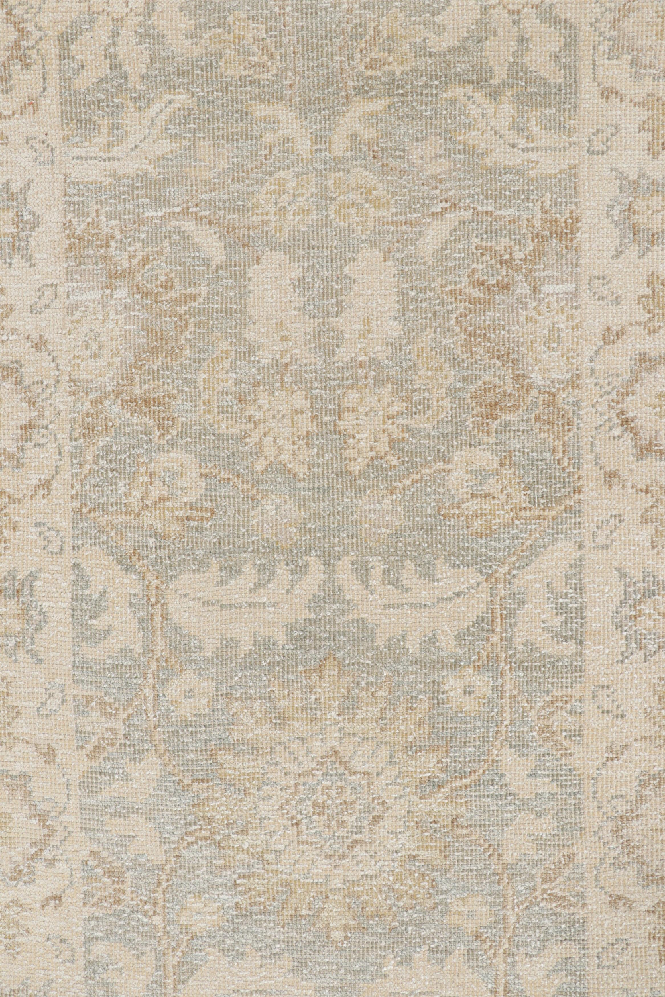 Indiano Rug & Kilim: tappeto runner in stile Oushak in grigio con motivi floreali in bianco crema in vendita